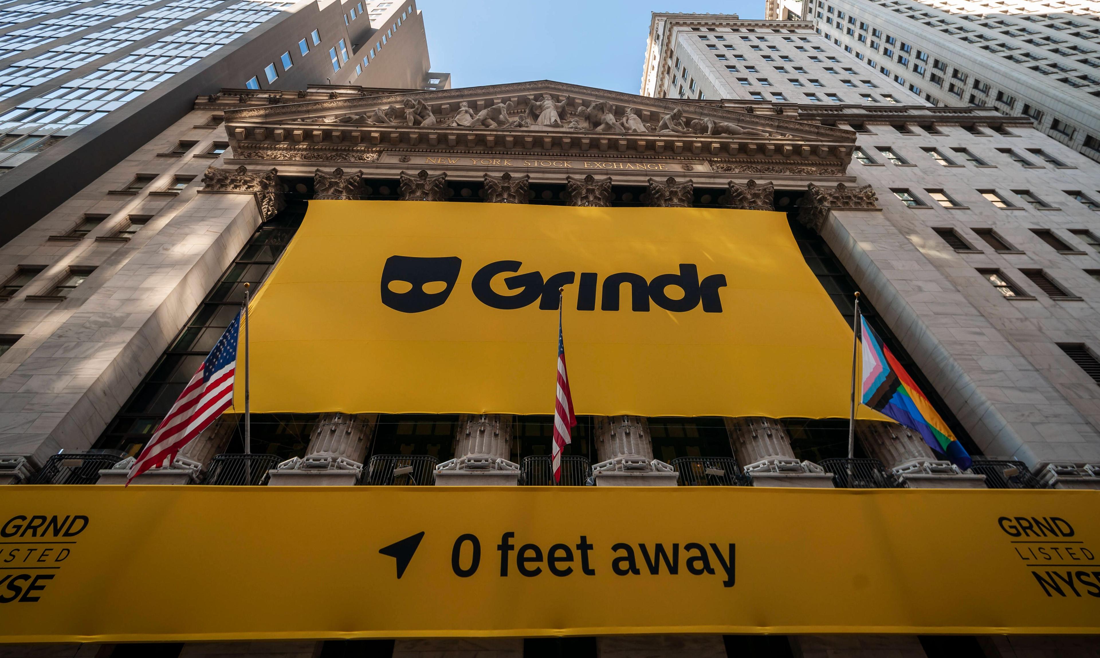 Ein Banner der weltgrößten LGBTQ-Dating-App Grindr schmückt anlässlich des Börsengangs des Unternehmens das Gebäude der New York Stock Exchange.