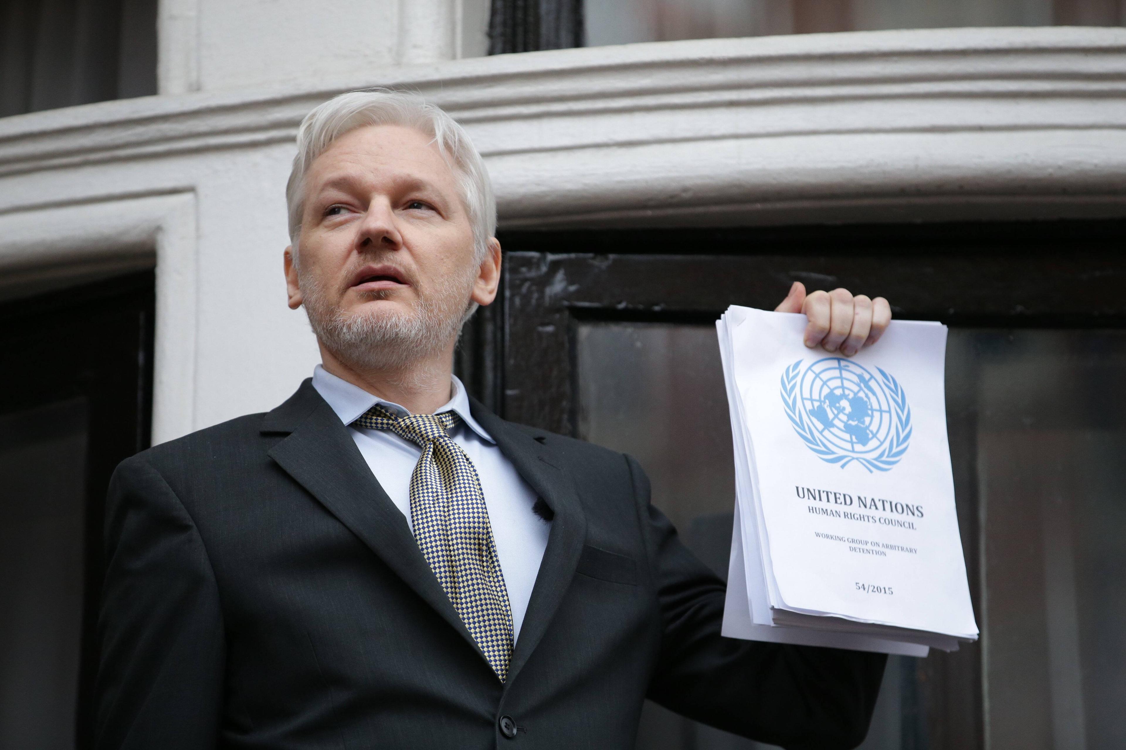 Julian Assange, spricht vor der ecuadorianischen Botschaft, nachdem die UN-Arbeitsgruppe gegen willkürliche Inhaftierung eine Entscheidung in seinem Fall getroffen hat, 5. Februar 2016.