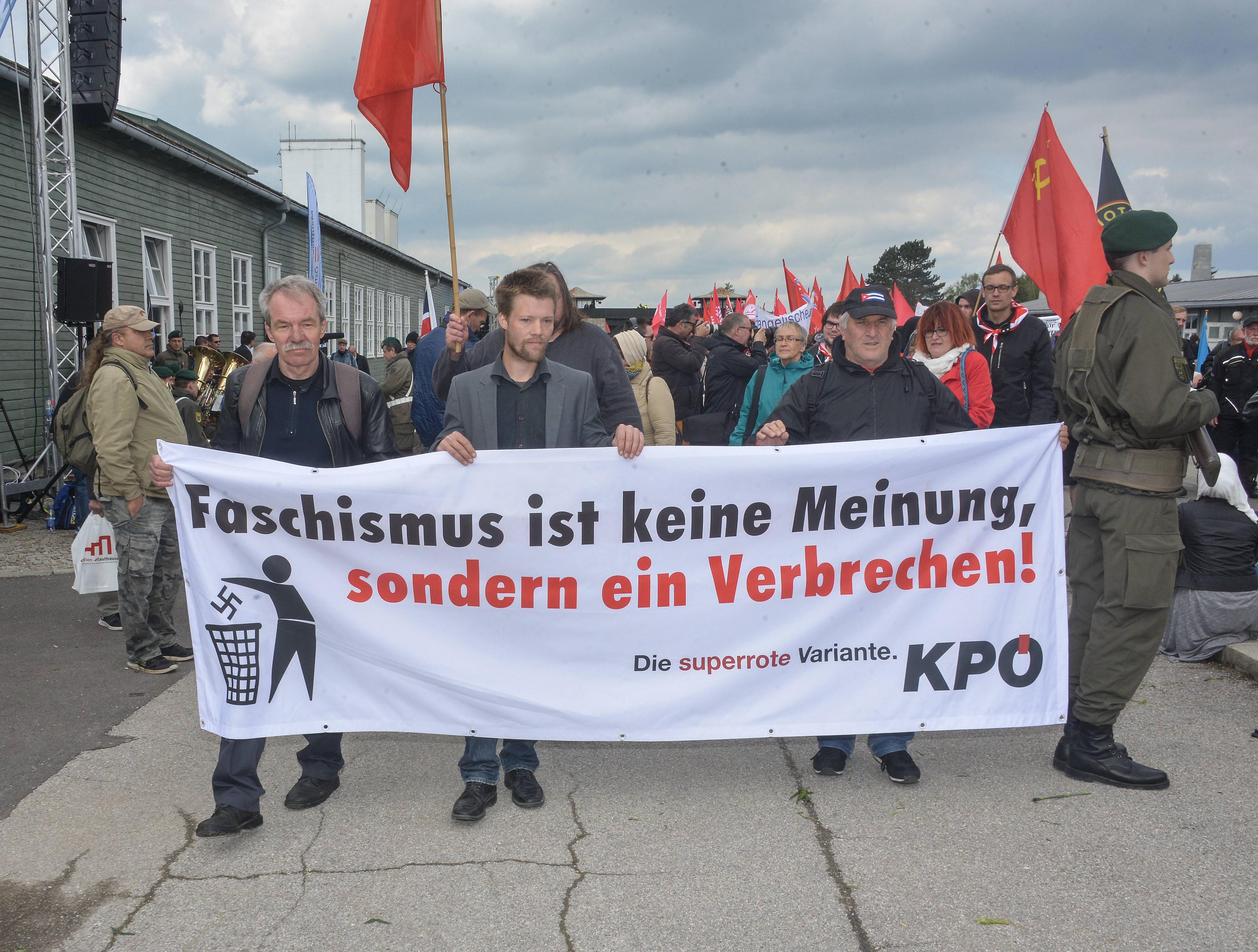 KPÖ-Mitglieder nehmen teil am 71. Feier zur Befreiung des Konzentrationslagers Mauthausen, 5. Mai 2016.