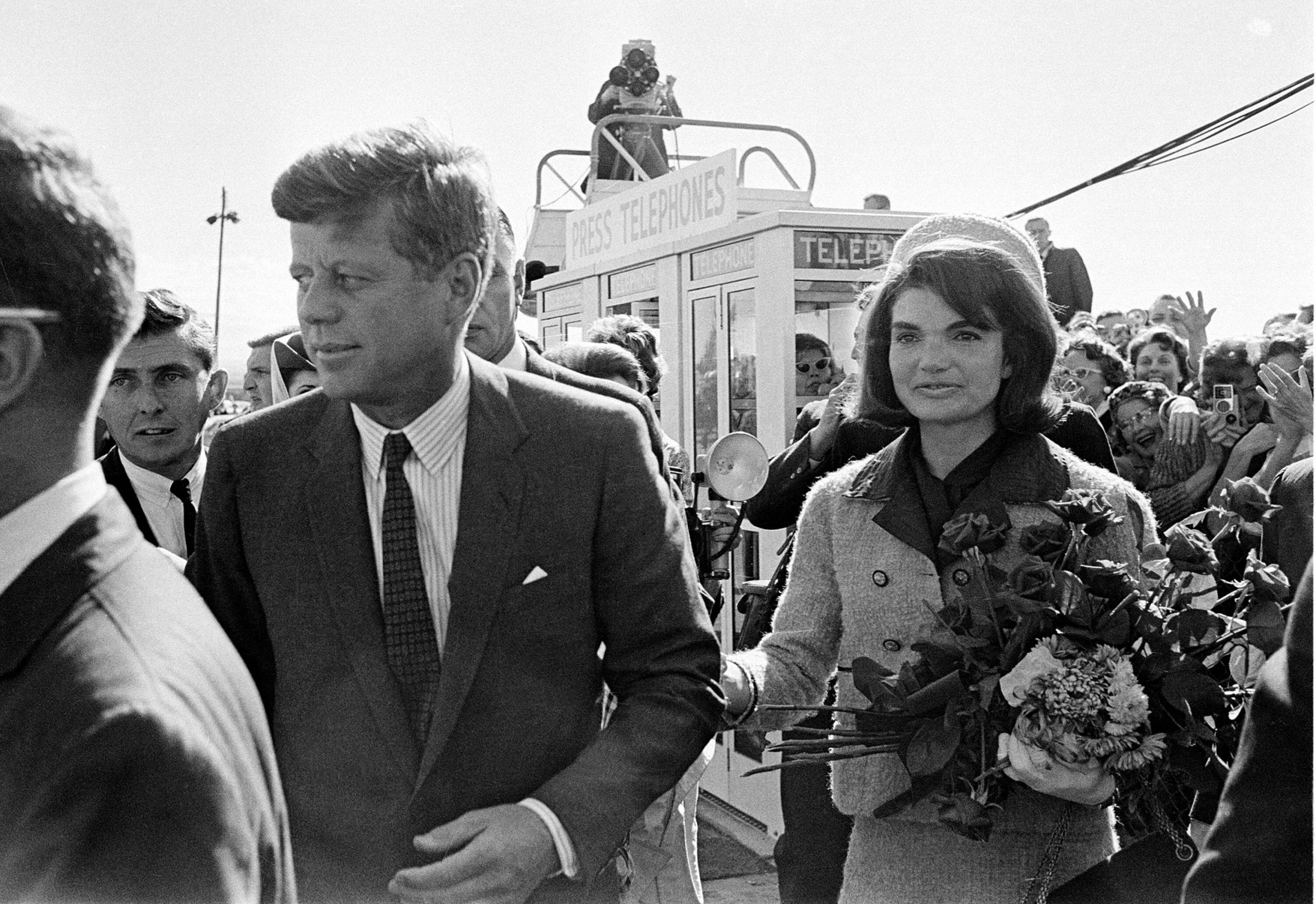 John F. Kennedy, und Jackie Kennedy bei ihrer Ankunft in Dallas, 22. November 1963.