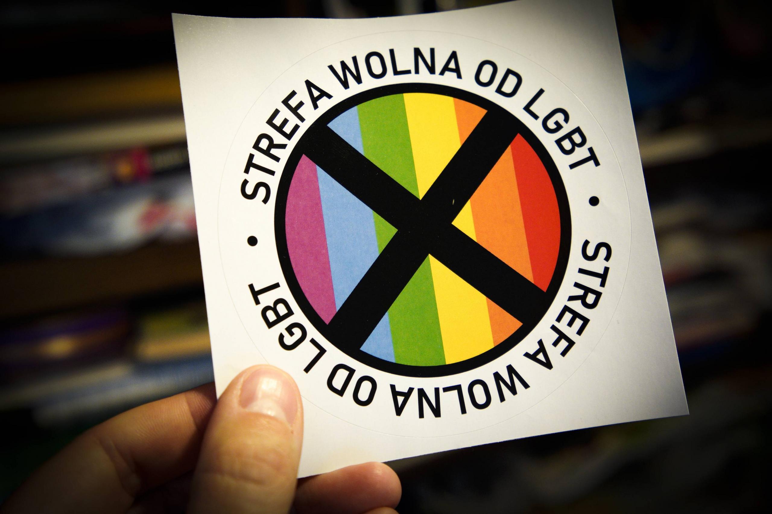 Die rechtsnationale »Gazeta Polska« verteilte Aufkleber, um »LGBT-freie Zonen« zu markieren. Mittlerweile haben drei Regionen die Resolution aufgehoben – ein unbestreitbarer Erfolg. Doch die EU-Strategie hat auch Schattenseiten.