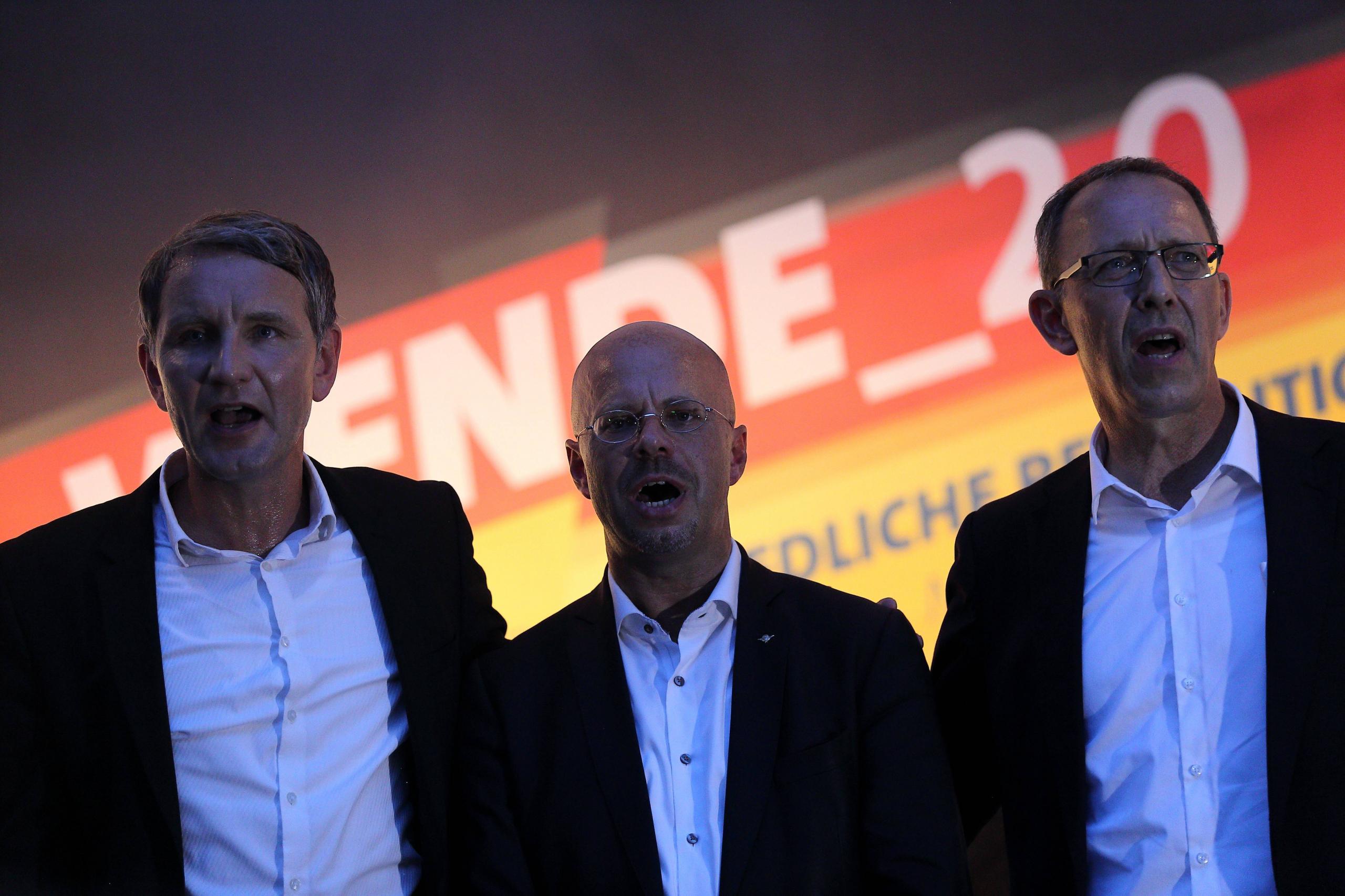 Björn Höcke aus Thüringen, Andreas Kalbitz vor seinem Parteiausschluss aus Brandenburg und Jörg Urban aus Sachsen singen 2019 gemeinsam die Nationalhymne.