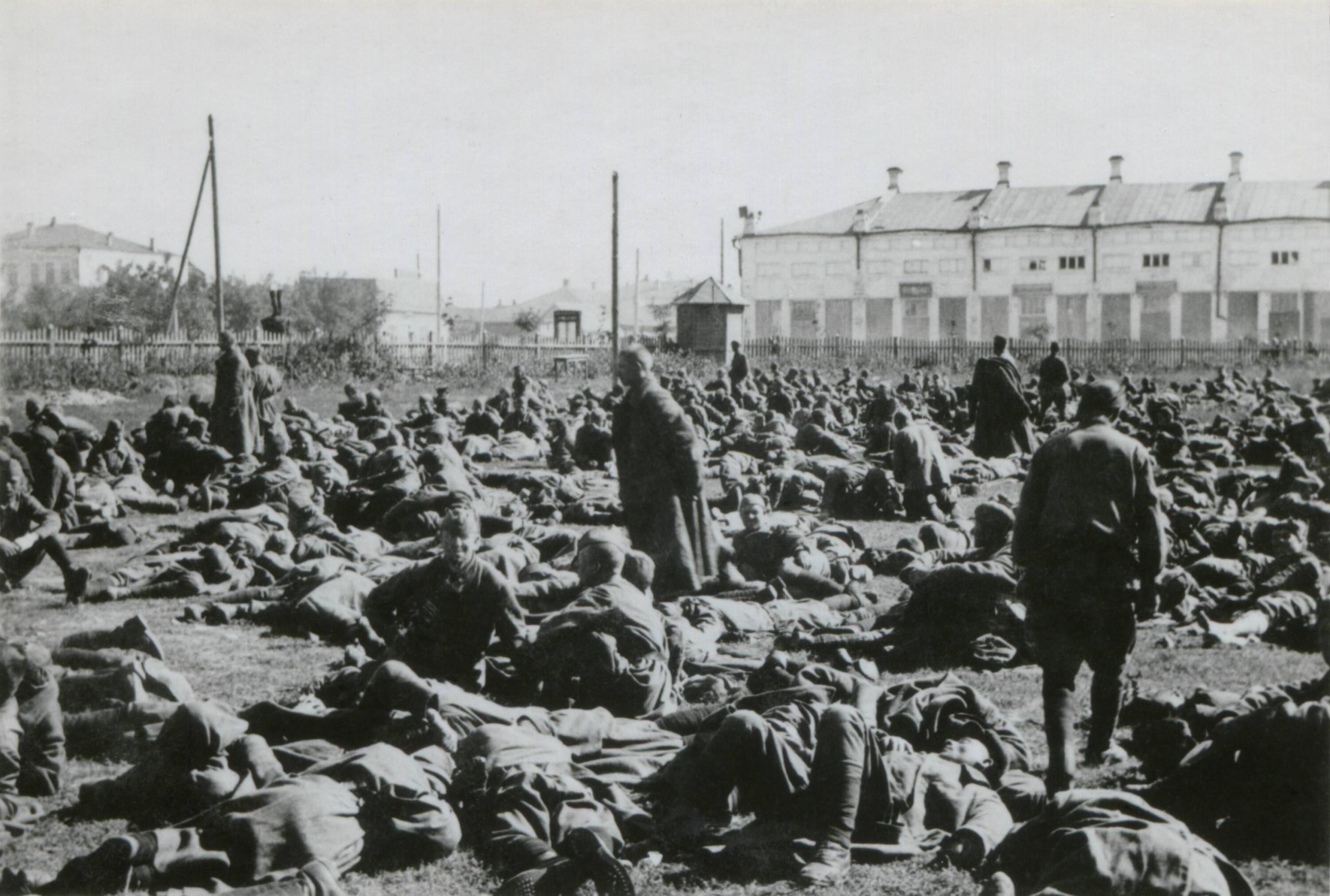 Sowjetische Kriegsgefangene in einem Lager bei Potschuz, 1941.