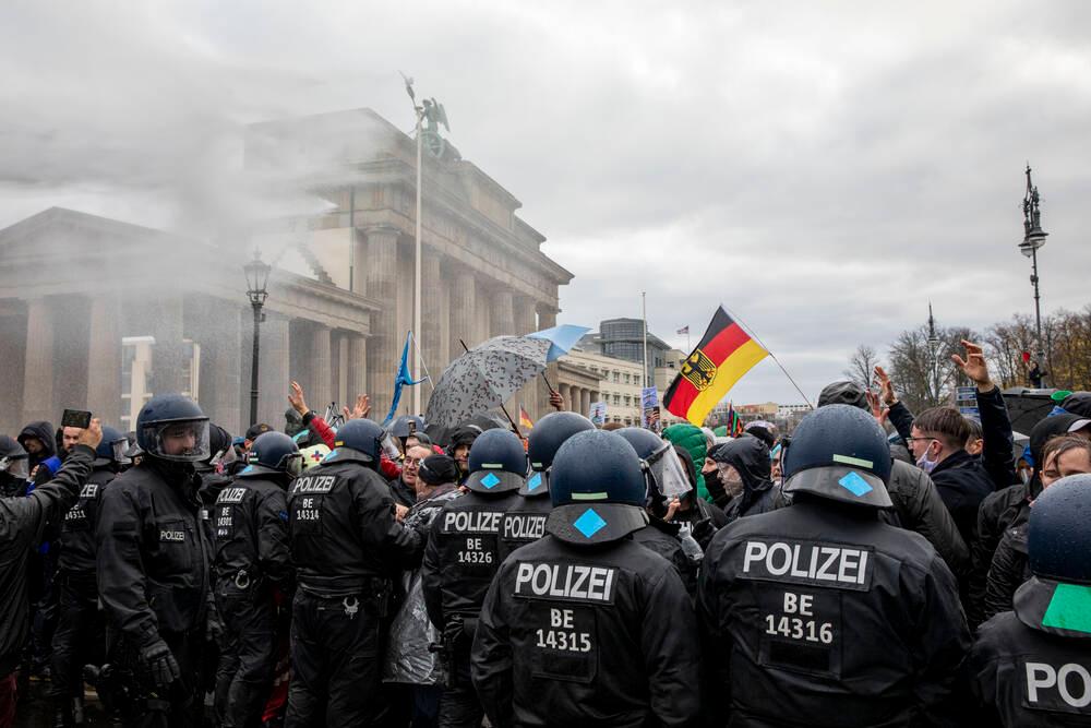 In der Nähe des Bundestags kam es zu Konfrontation zwischen rechten Corona-Leugnern und der Polizei.