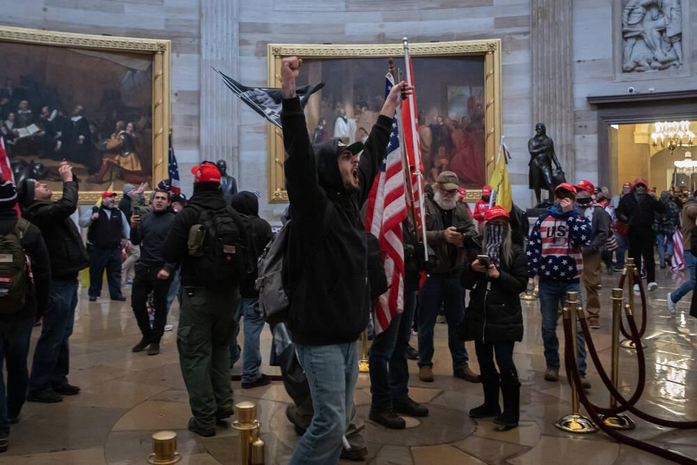 Trump-Anhänger dringen am 06. Januar gewaltsam ins Kapitol ein.