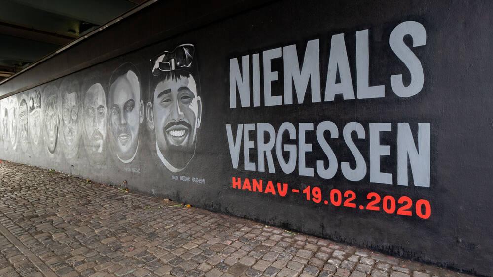 Ein 27 Meter langes Wandbild unter der Friedensbrücke in Frankfurt gedenkt der Ermordeten.