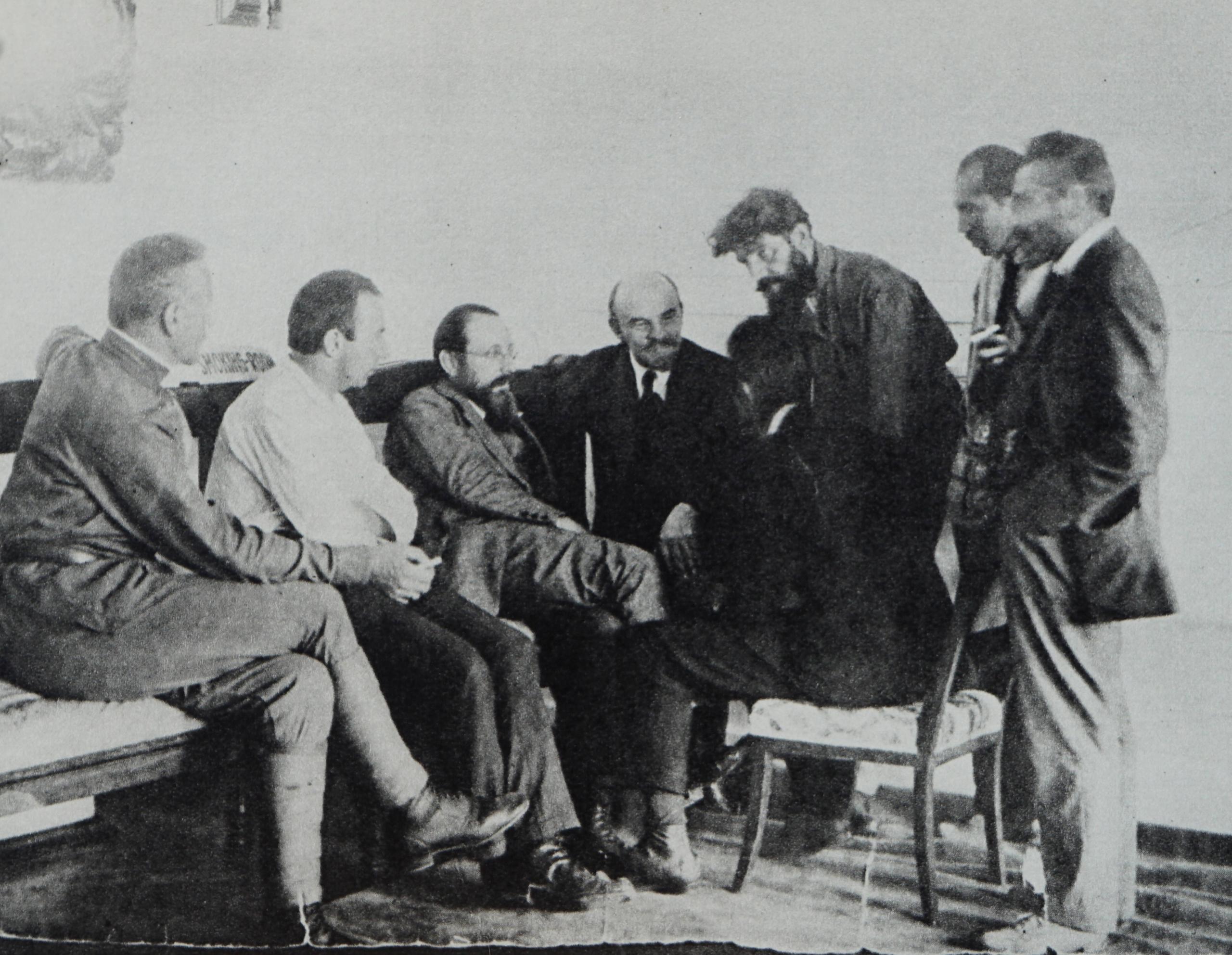 Lenin mit italienischen Delegierten beim II. Weltkongress der Komintern, Moskau, 23. Juli 1920.