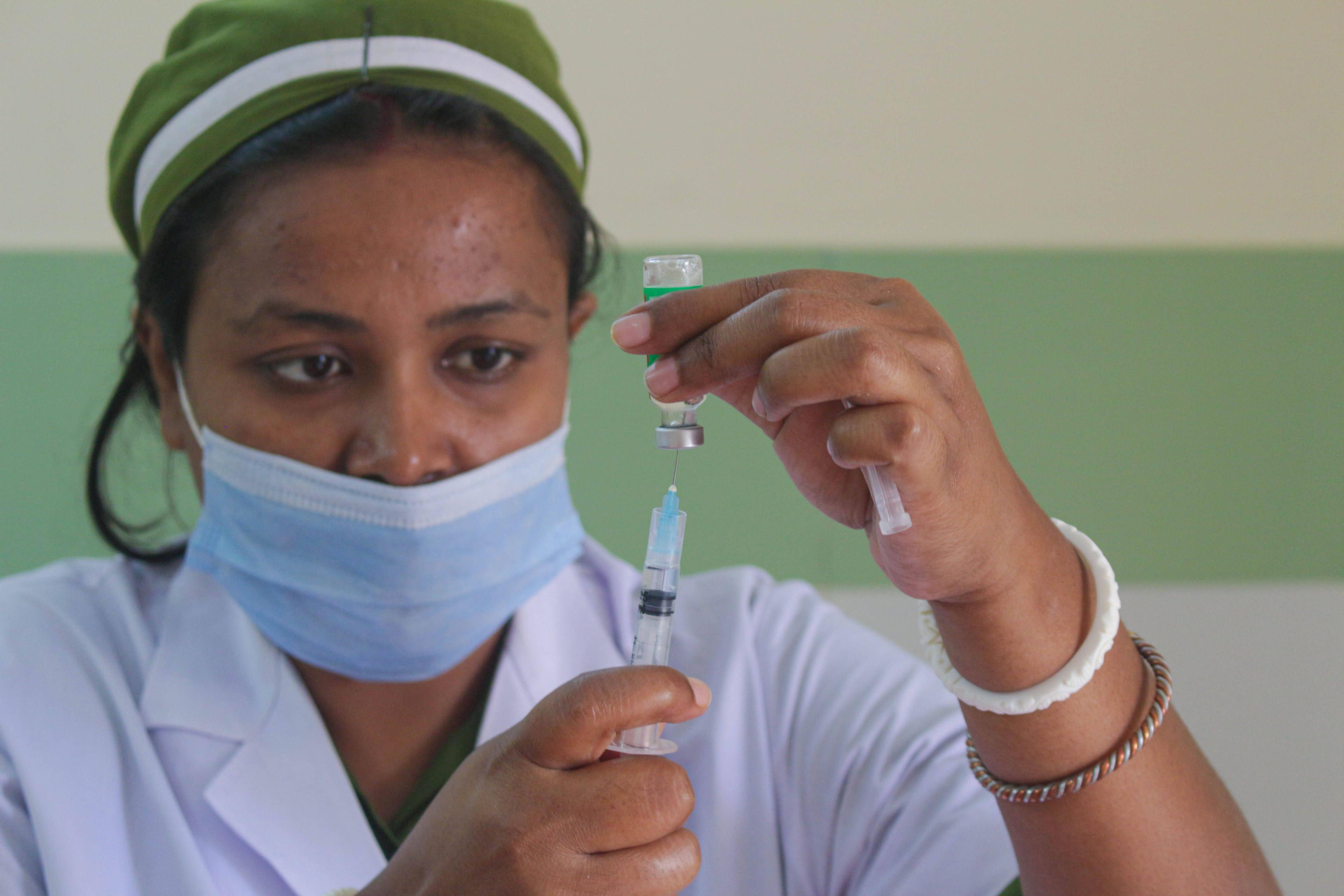 Eine Krankenschwester im Sylhet, Bangladesch bereitet eine Dosis des Oxford-AstraZeneca-Impfstoffs vor während der zweiten Phase der Covid-19-Impfkampagne, 10. April 2021.