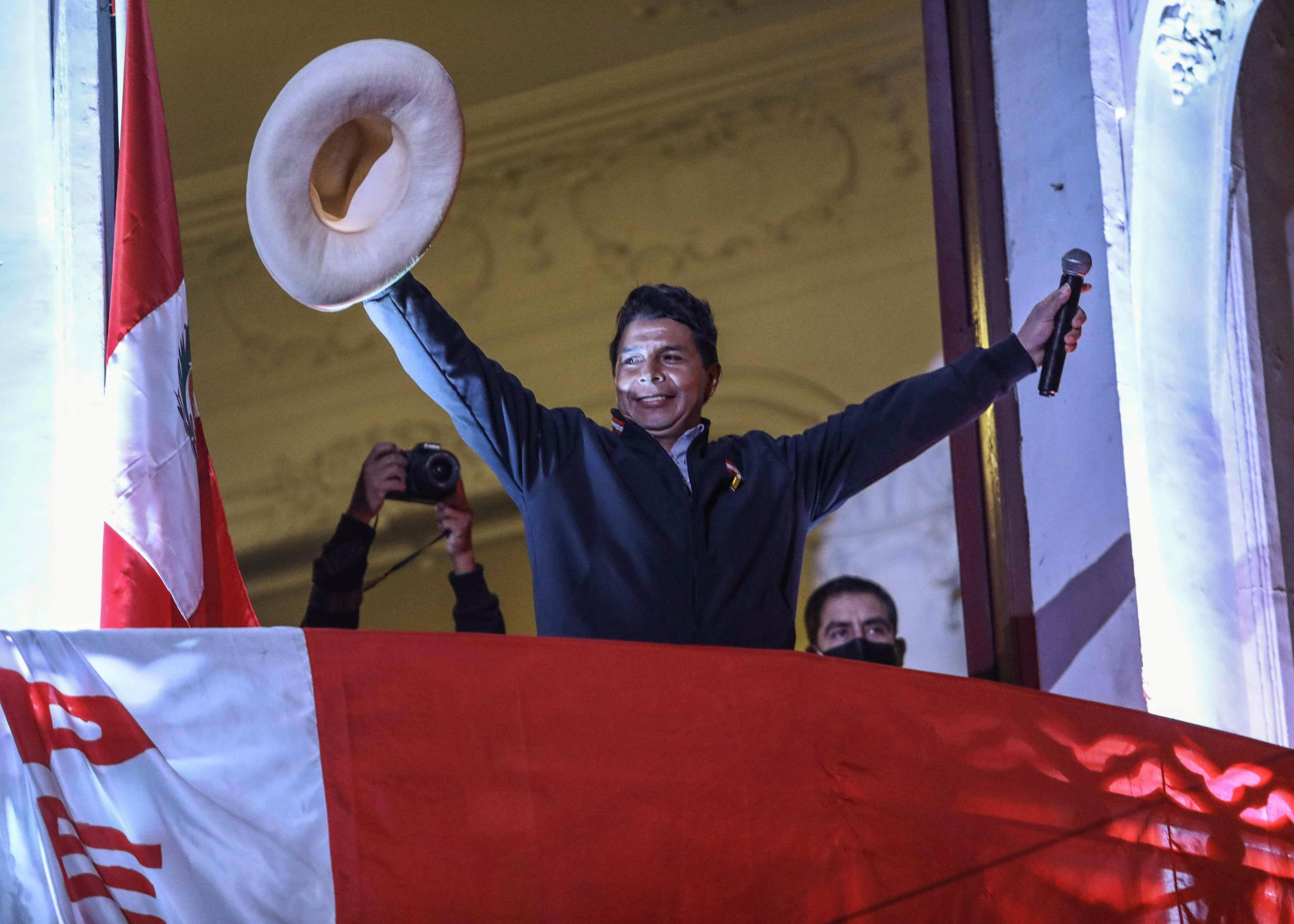 Pedro Castillo grüßt seine Anhängerinnen und Anhänger, 9. Juni 2021.