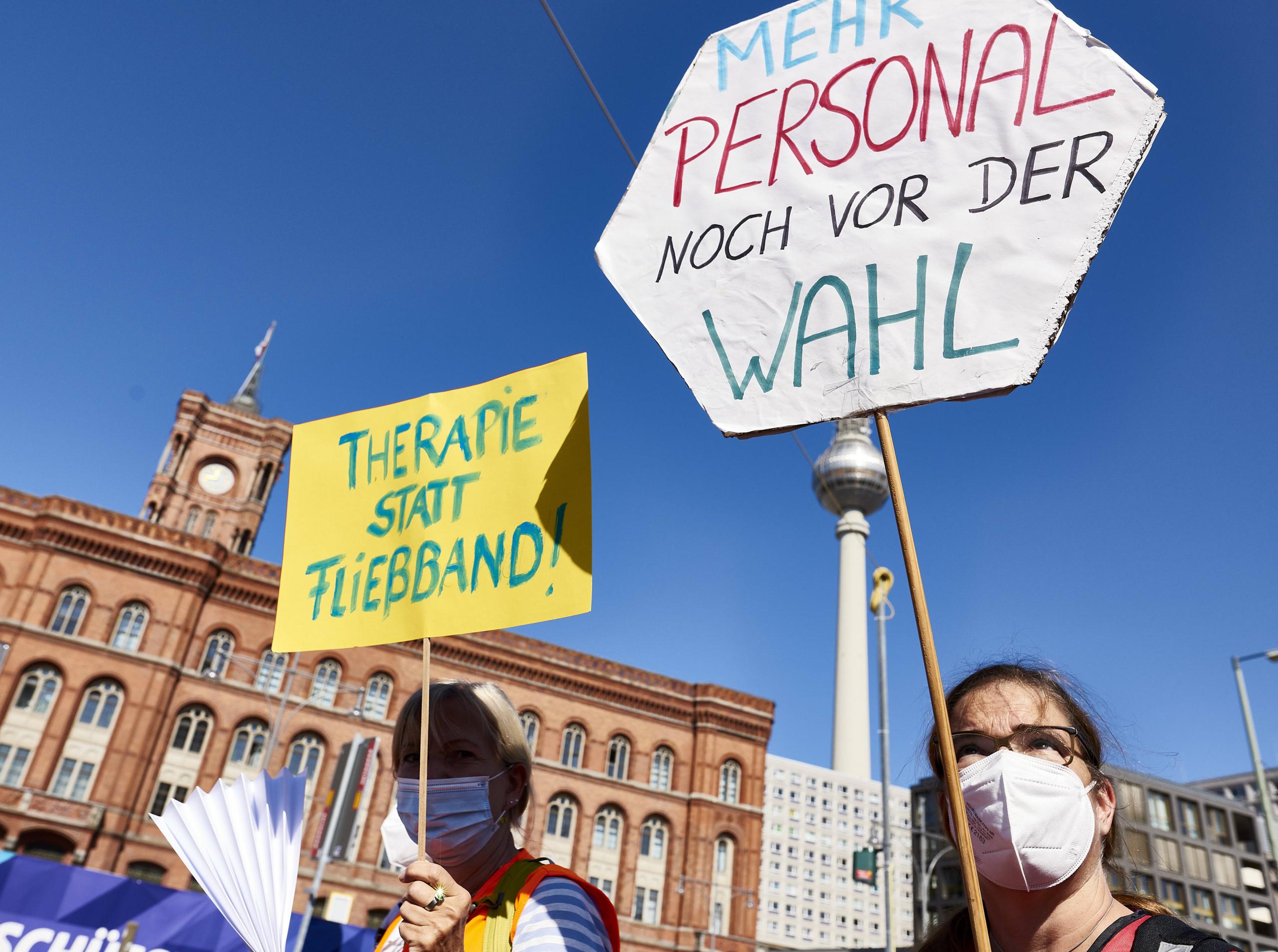 Die streikenden Pflegekräfte ziehen vor das Rote Rathaus in Berlin, 9. September 2021.