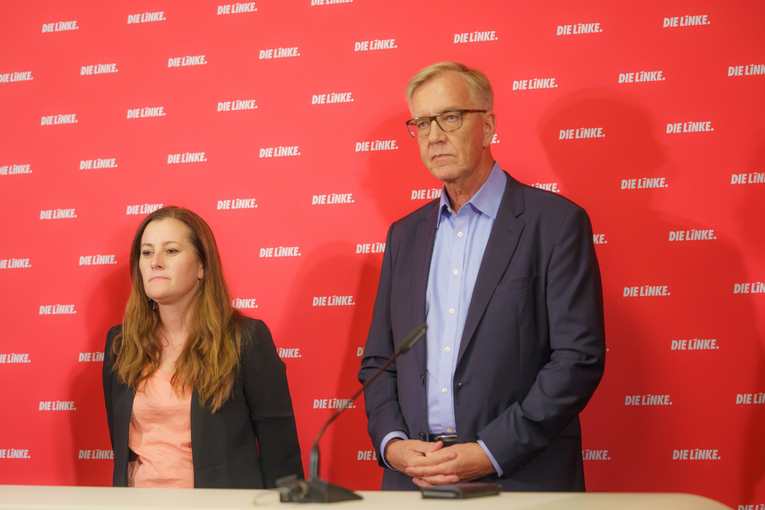 Man trägt es mit Fassung: Janine Wissler und Dietmar Bartsch auf einer Pressekonferenz am Tag nach der Wahl.