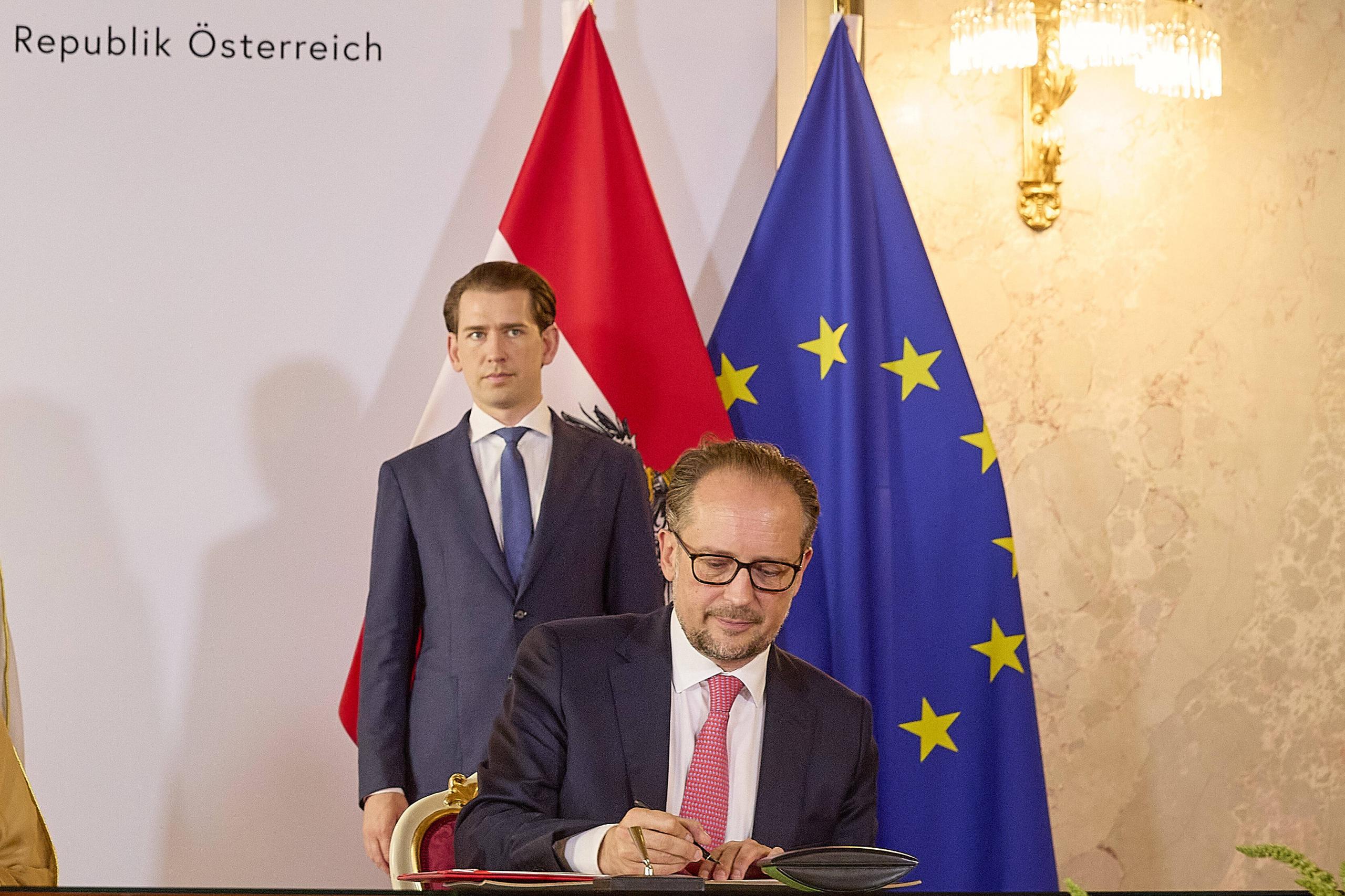 Im Juli 2021 steht Sebastian Kurz noch als Bundeskanzler hinter dem Außenminister Schallenberg. Nun hat Schallenberg ihn im Amt ersetzt.