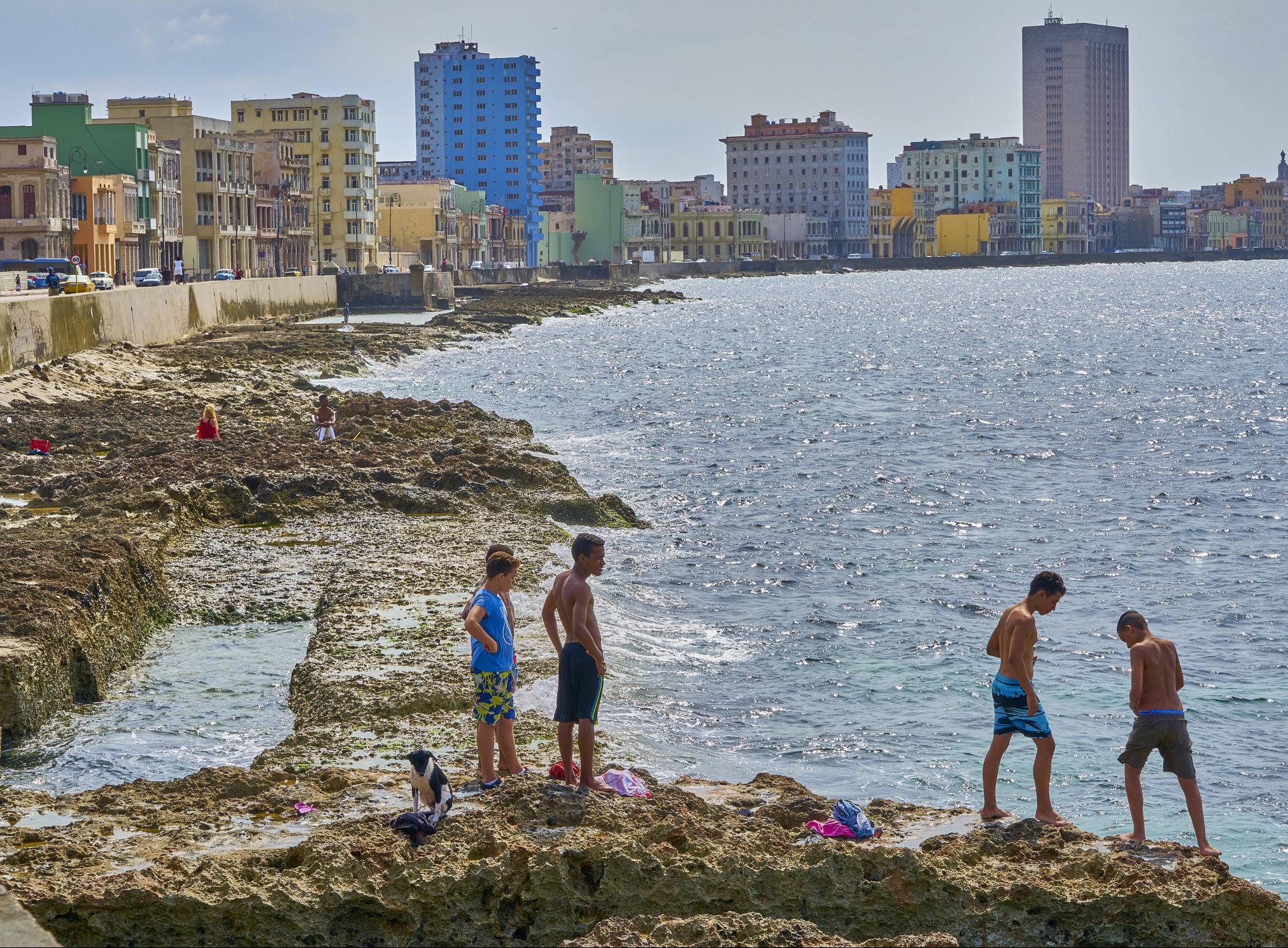 Jugendliche beim Baden an der Uferpromende von Havanna, 29. Januar 2022.