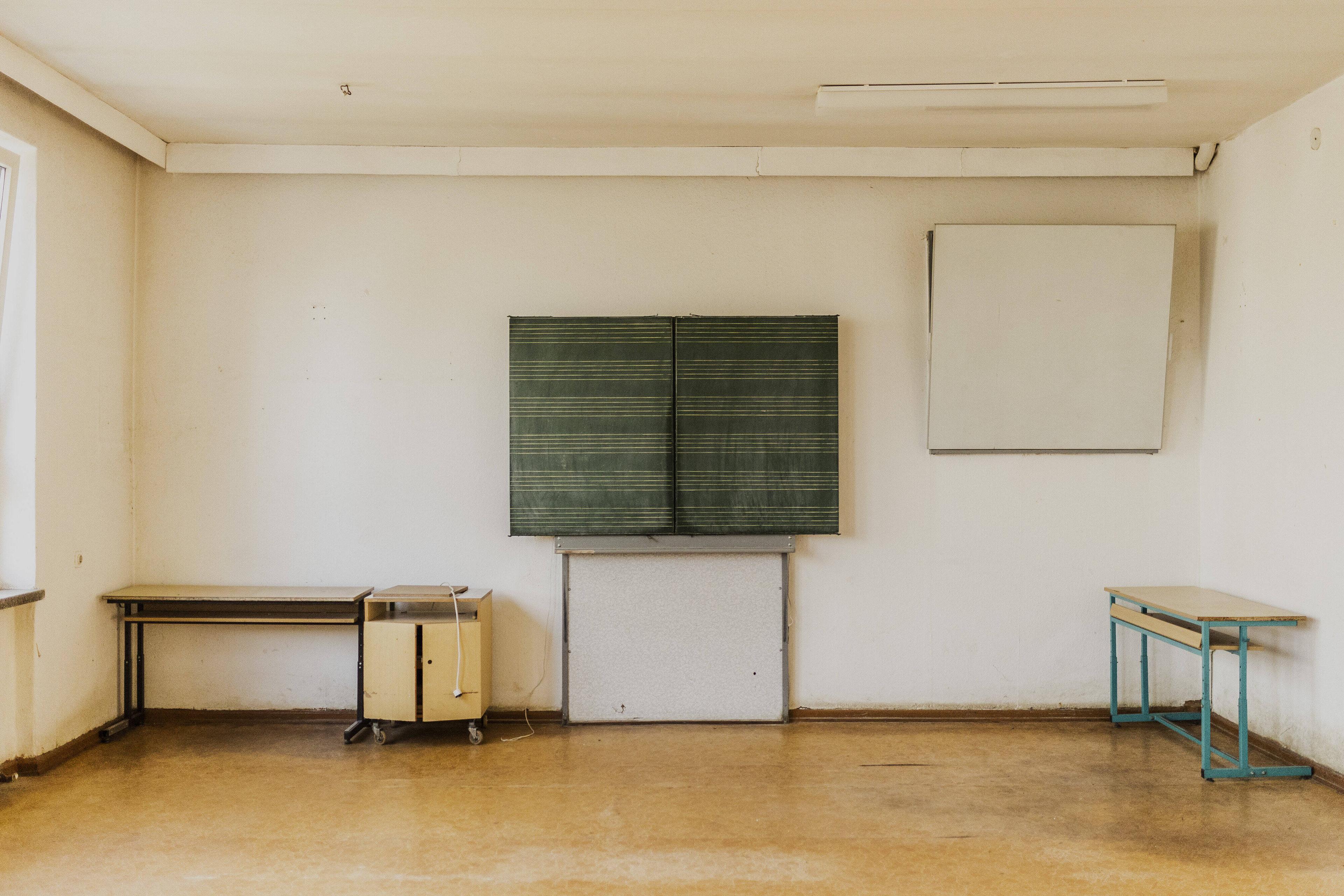 Eine Tafel in einem leeren Klassenzimmer der alten Grundschule in Trinwillershagen.