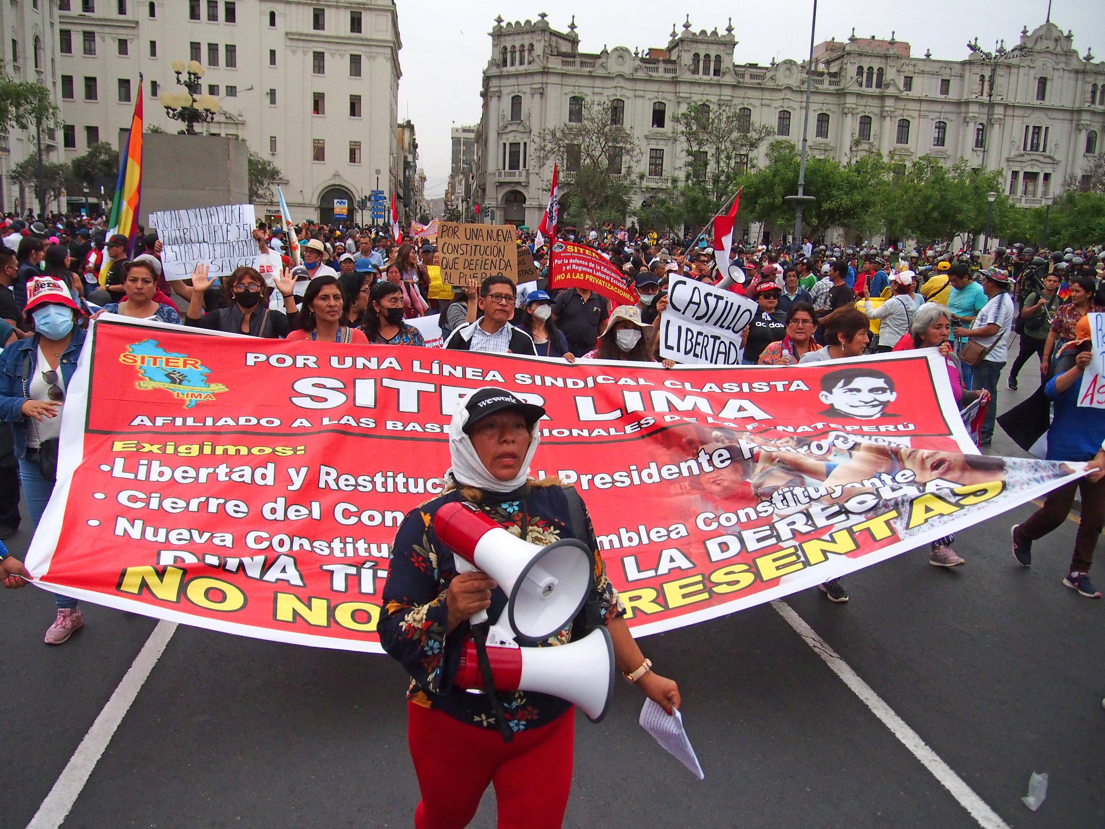 Demonstrierende fordern den Rücktritt von Dina Boluarte und die Freilassung von Pedro Castillo, Lima, 4. Januar 2023.