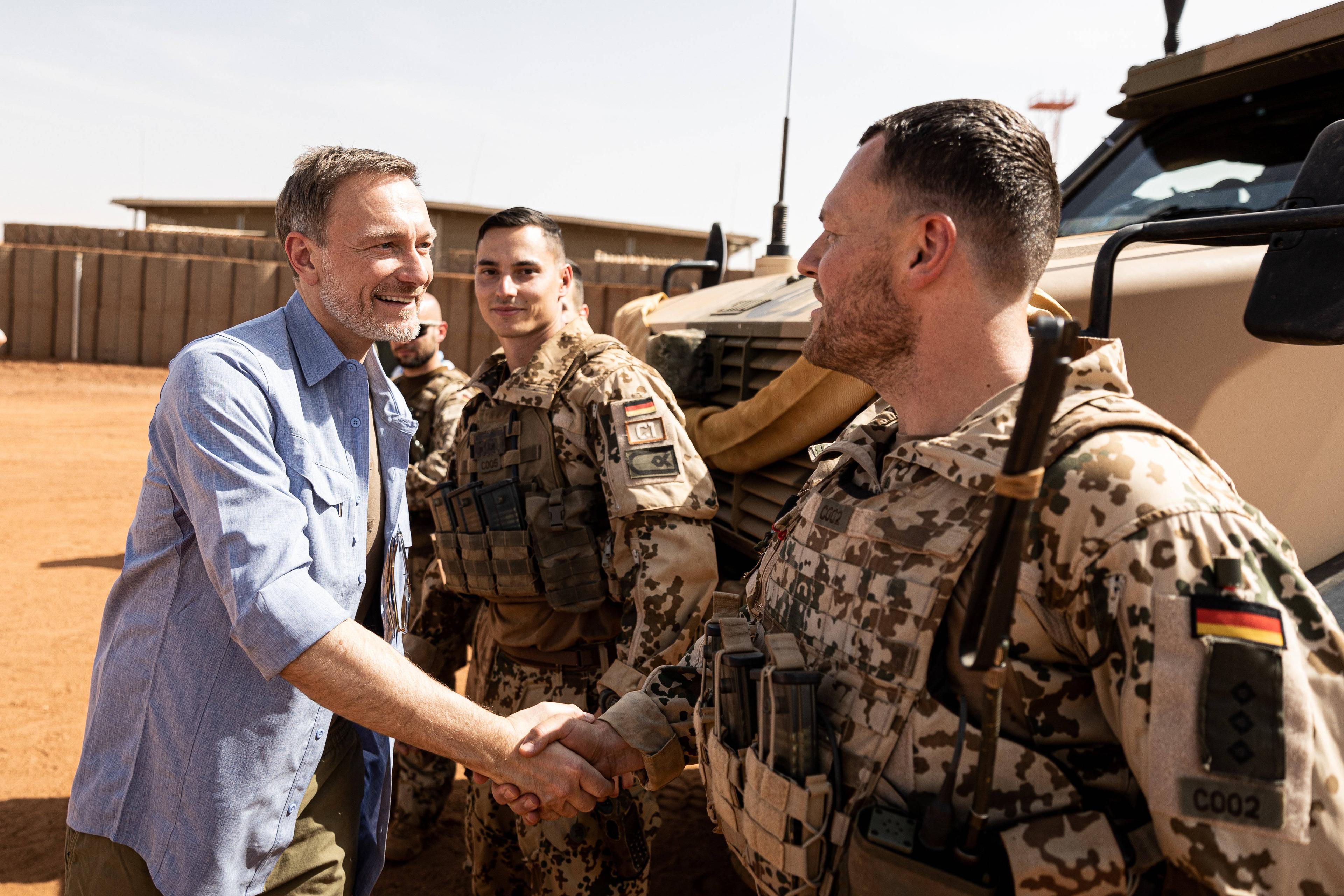 Bundesfinanzminister Christian Lindner im Gespräch mit Soldaten der Bundeswehr im Camp Castor in Gao, Mali, 2. Februar 2023.