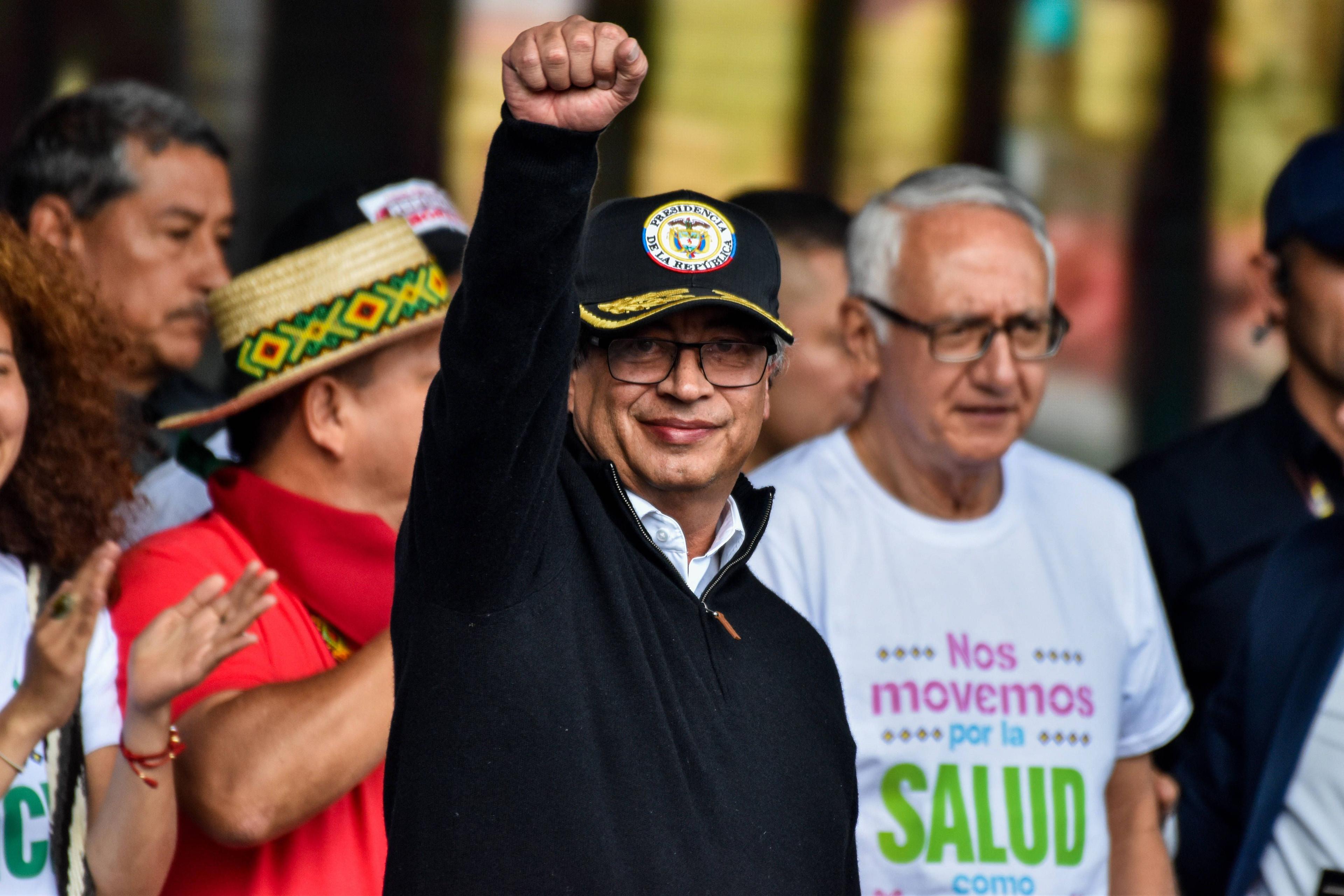 Gustavo Petro erhebt seine Faust bei einer Demonstration zur Unterstützung der von seiner Regierung vorgeschlagenen Sozialreformen in Bogota, Kolumbien, 27. September 2023.