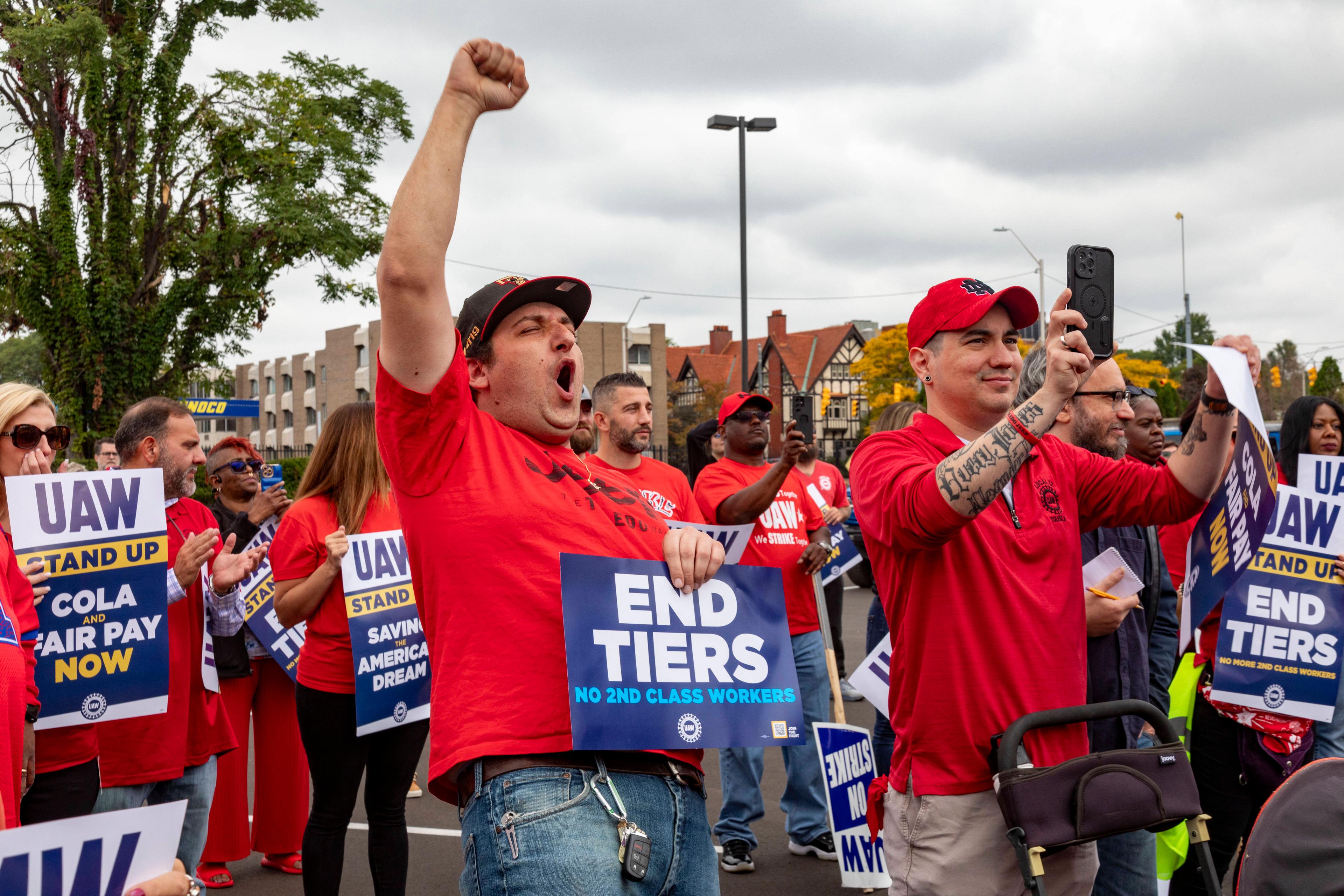 Mitglieder der United Auto Workers jubeln bei einer Streikkundgebung in Detroit, 29. September 2023.