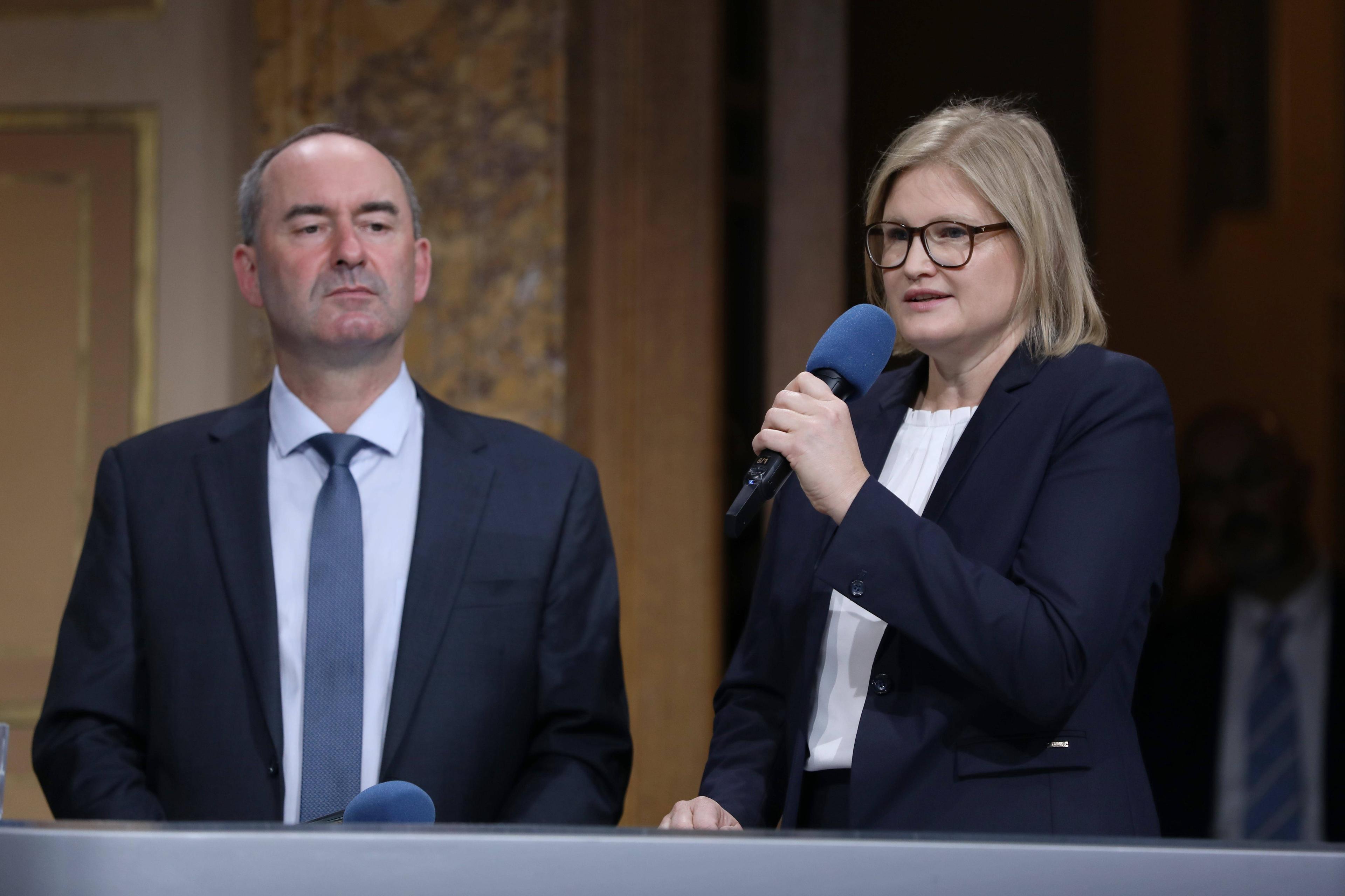 Hubert Aiwanger und die bayerische AfD-Oppositionsführerin Katrin Ebner-Steiner können sich als Gewinner der Landtagswahl fühlen.