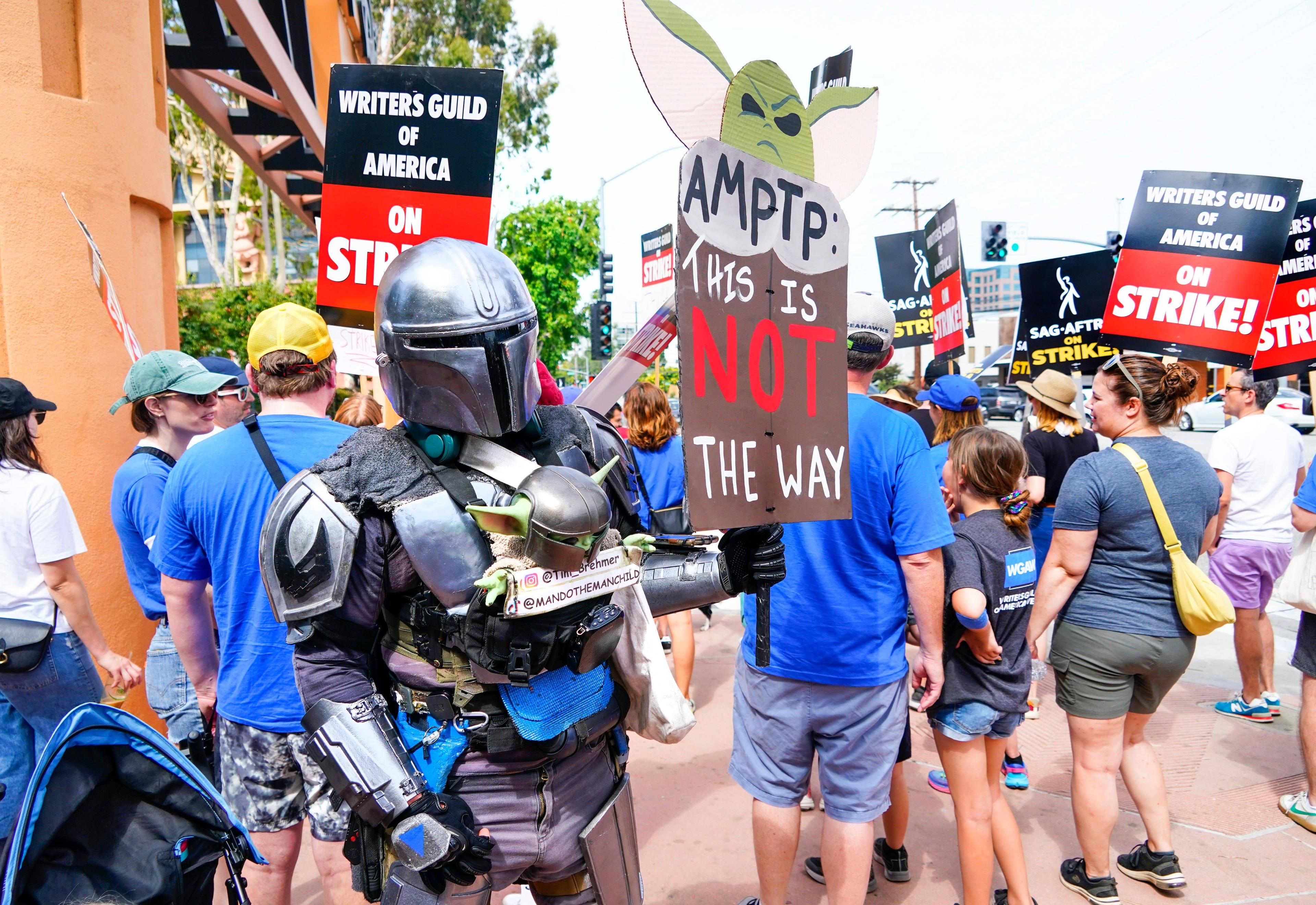 Tim Brehmer als Star Wars-Figur verkleidet auf der Streikpostenkette vor dem Walt-Disney-Studio am 17. Juli 2023 in Burbank, Kalifornien.