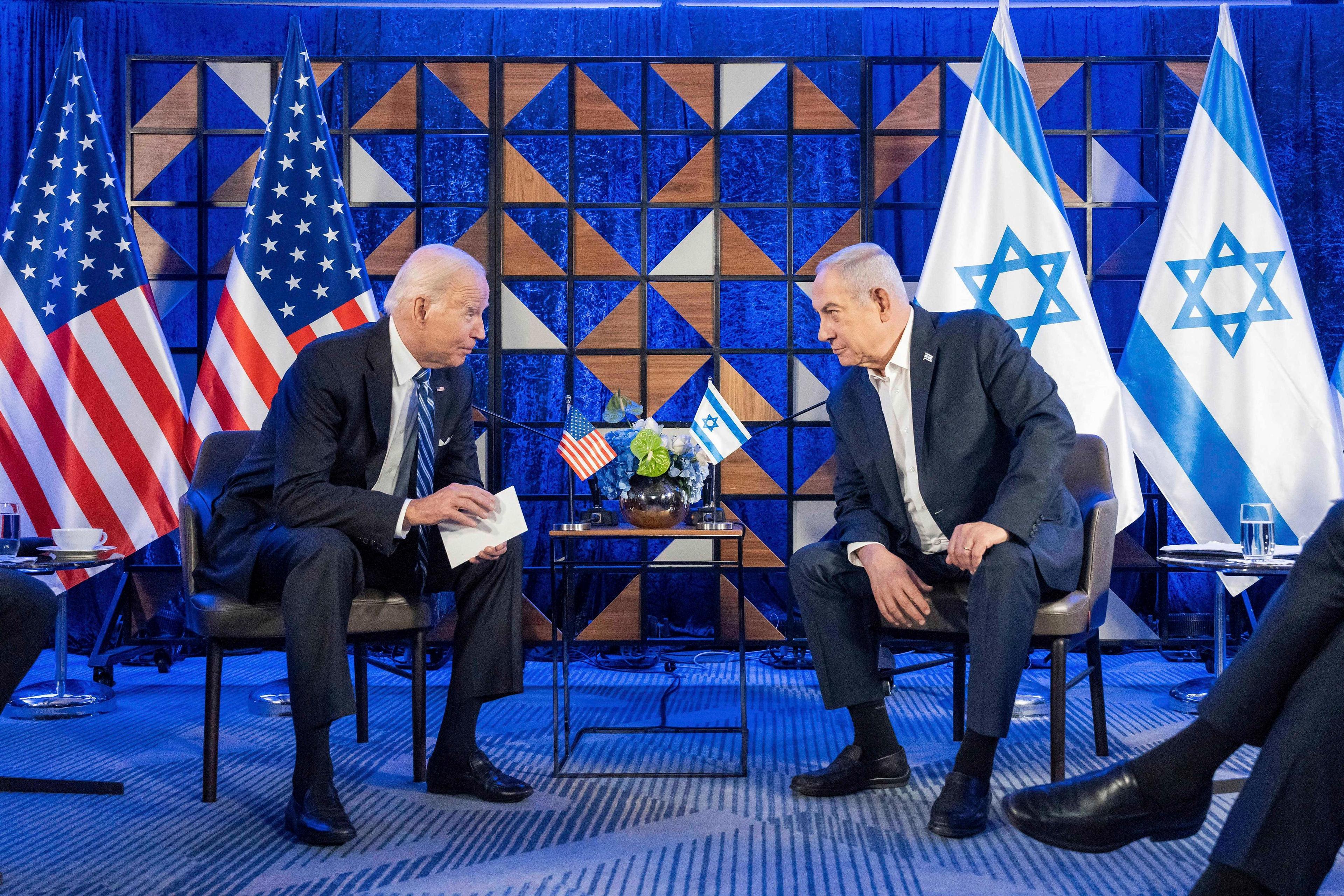 US-Präsident Joe Biden spricht mit dem israelischen Premierminister Benjamin Netanjahu während eines bilateralen Treffens in Tel Aviv, 18. Oktober 2023.