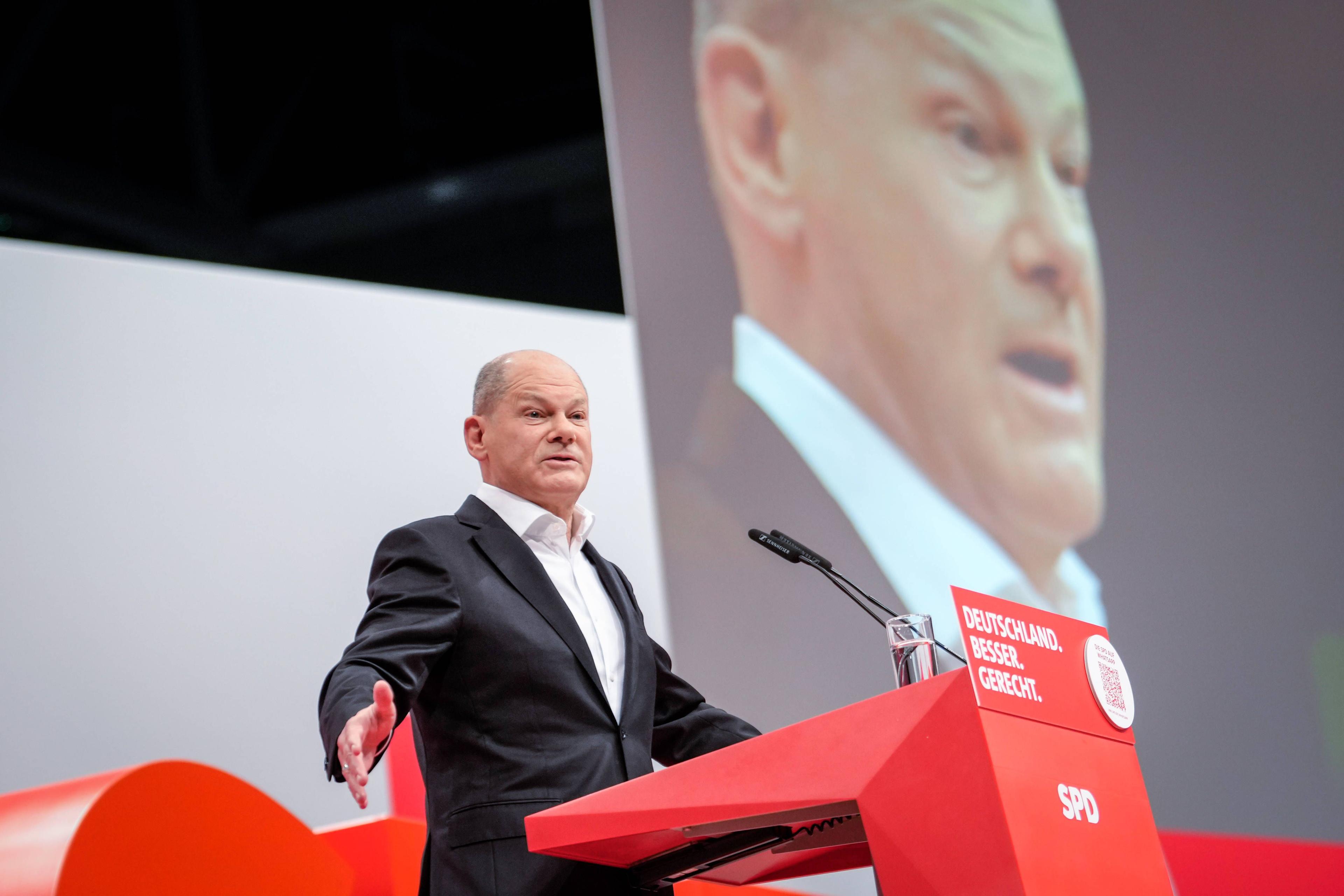 Bundeskanzler Olaf Scholz auf der Bühne bei seiner Rede beim SPD-Bundesparteitag in Berlin, 9. Dezember 2023
