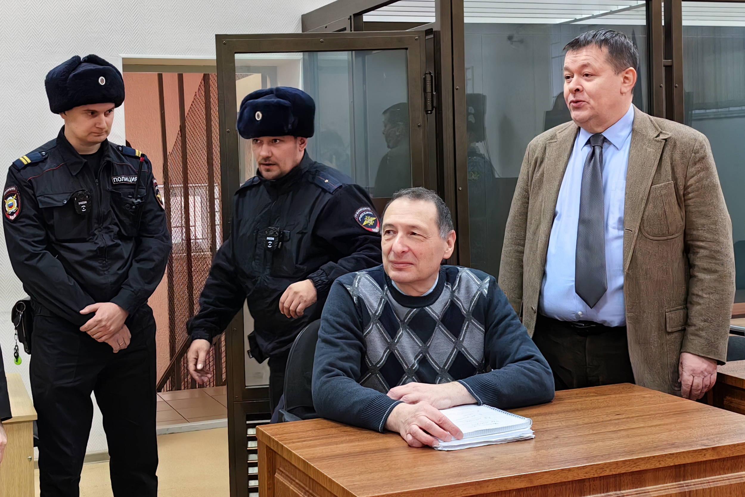 Boris Kagarlitzki (Zweiter von rechts) erscheint zu einer Anhörung während seines Prozesses.