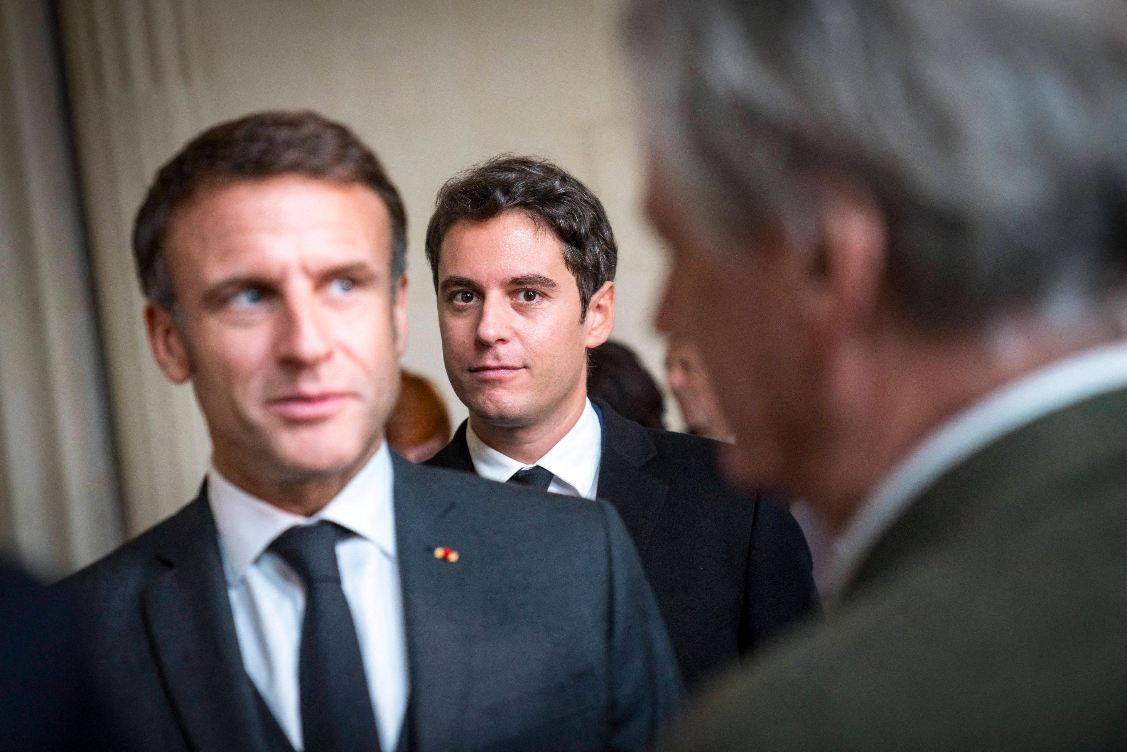 Emmanuel Macron und Gabriel Attal bei der Einweihung des »internationalen französischen Sprachenzentrums« im Chateau de Villers Cotterets in Villers-Cotterets, Frankreich, 30. Oktober 2023.