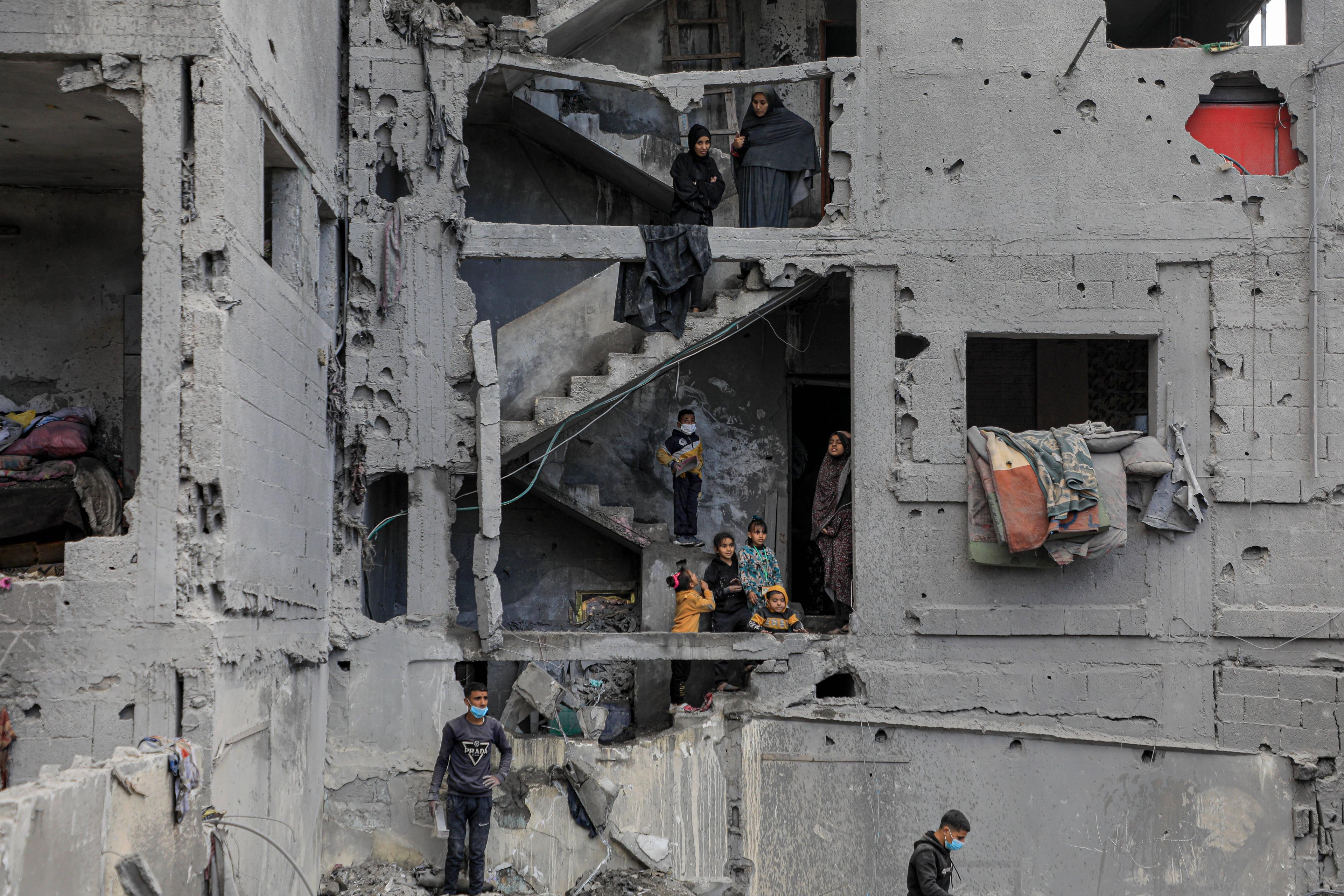 Überlebende prüfen die Trümmer eines Gebäudes nach einem israelischen Luftangriff in der Stadt Rafah im südlichen Gazastreifen, 22. Februar 2024.