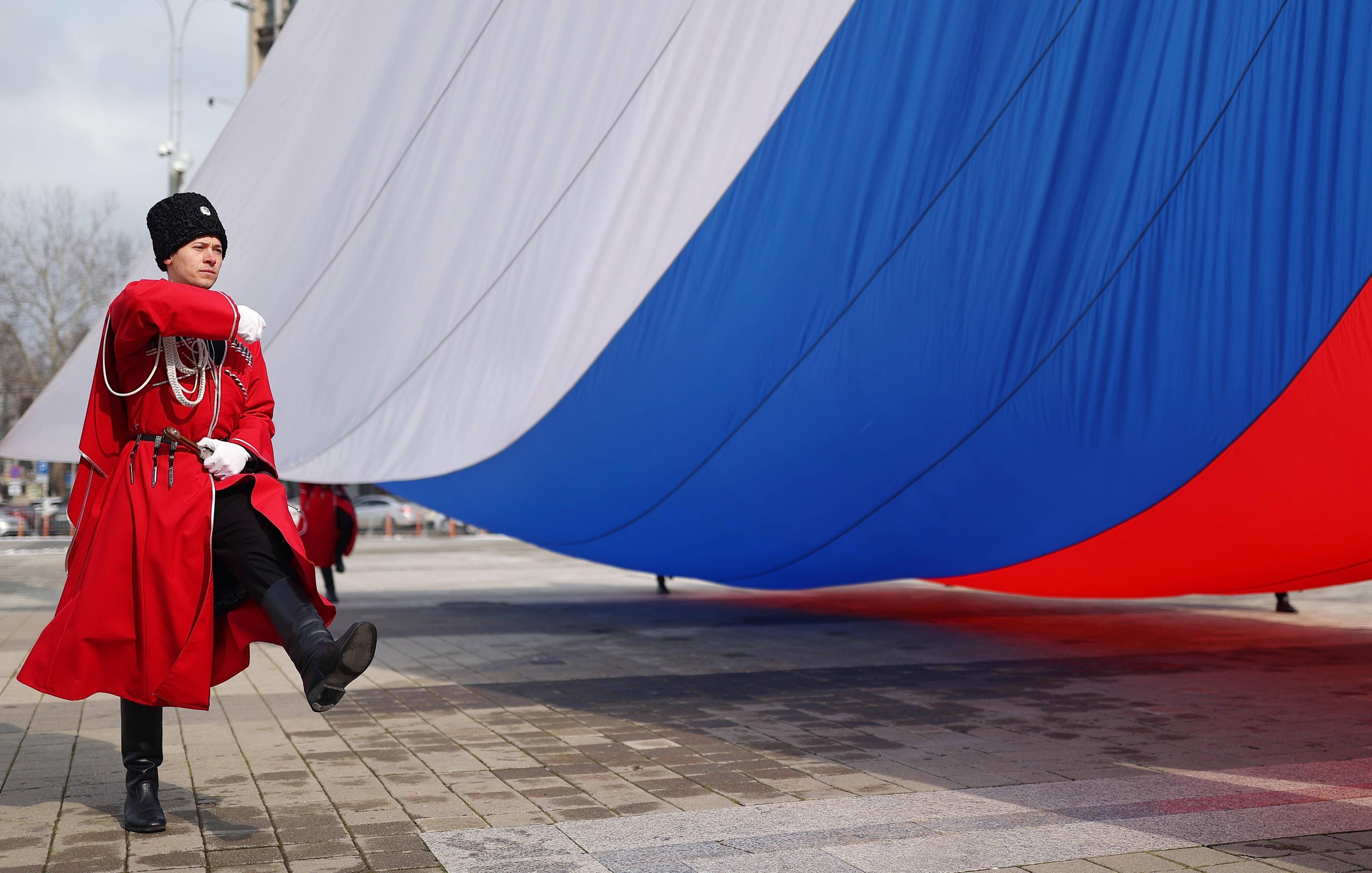 Eine Kosaken-Ehrengarde nimmt an einer patriotischen Kundgebung zum Jahrestag der »Wiedervereinigung der Krim mit Russland« in Krasnodar teil, 18. März 2022.