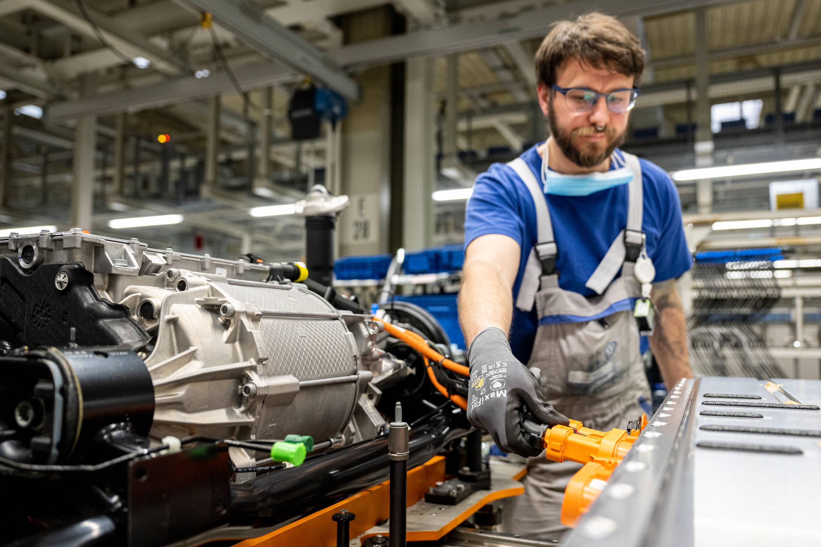 Viele GKN-Beschäftigte hoffen, im nahegelegenen VW-Werk eine Anstellung zu finden, wo die Produktion bereits auf E-Mobilität ausgerichtet wurde, Zwickau, 18. Mai 2022.