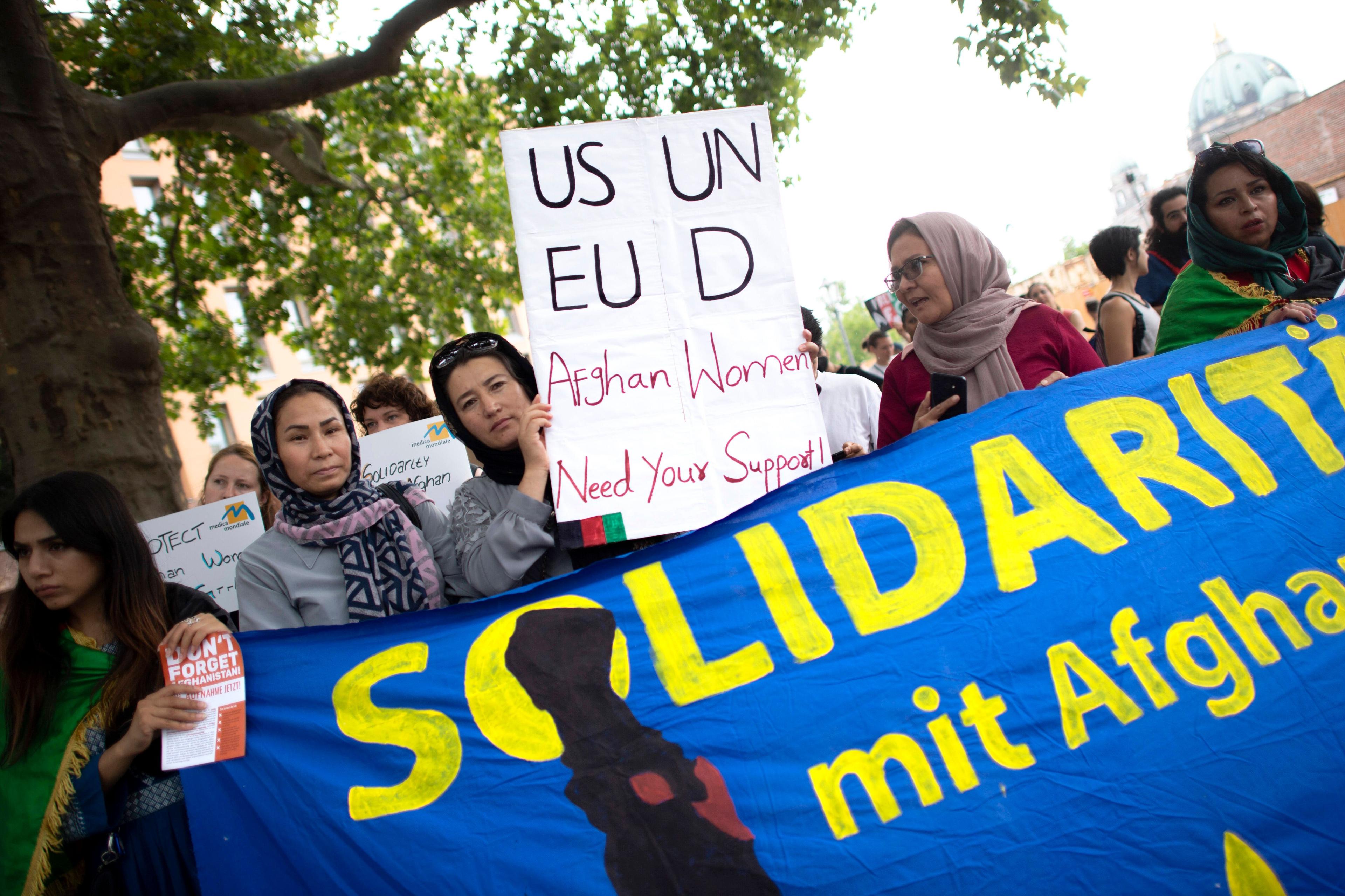 Aktivistinnen demonstrieren in Berlin für den Schutz afghanischer Frauen, 13. August 2022.