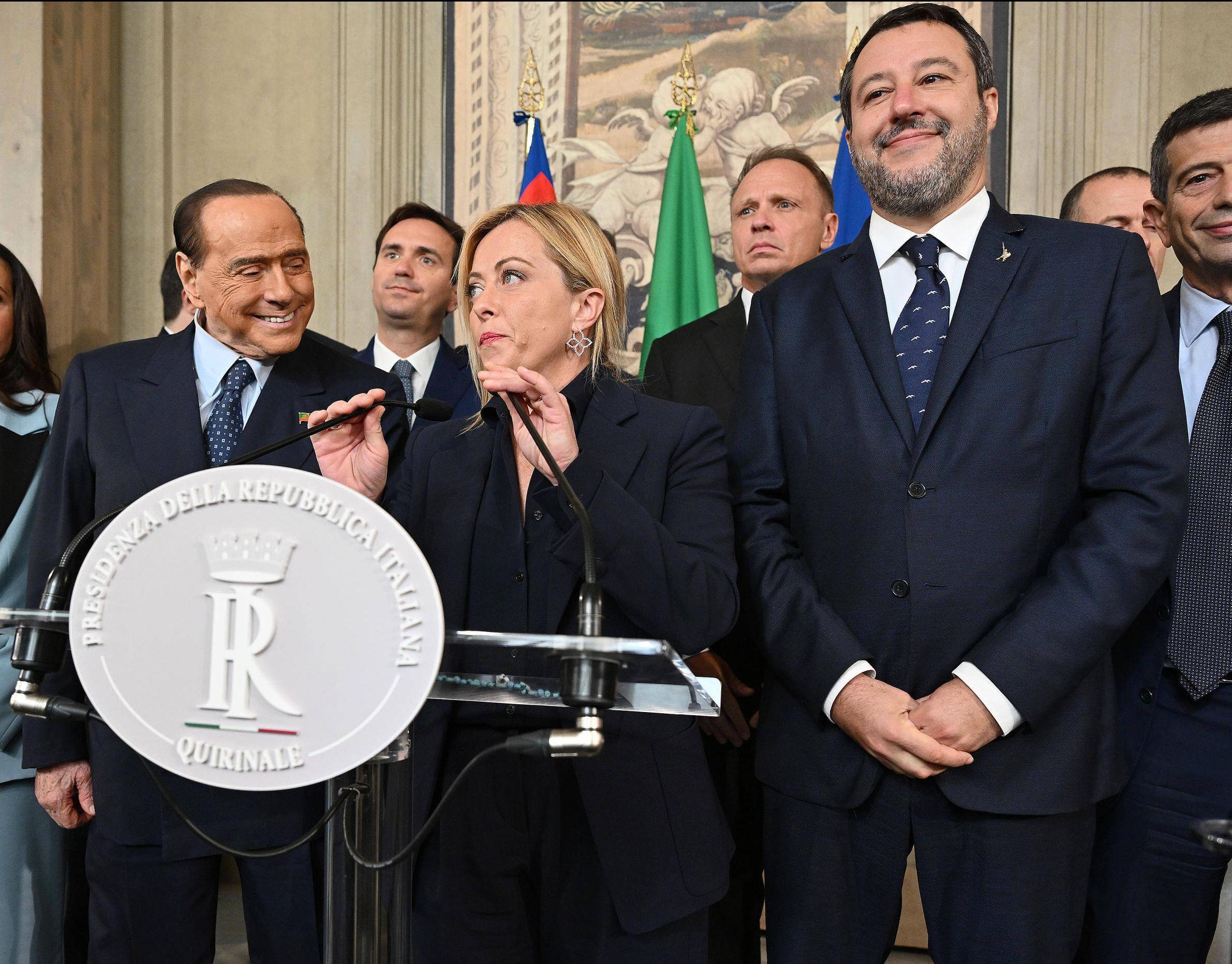Silvio Berlusconi von der Forza Italia, Italiens neue Ministerpräsidentin Giorgia Meloni von der Fratelli d'Italia und Matteo Salvini von der Lega bei einer Pressekonferenz nach der Wahl, Rom, 21. Oktober 2022.