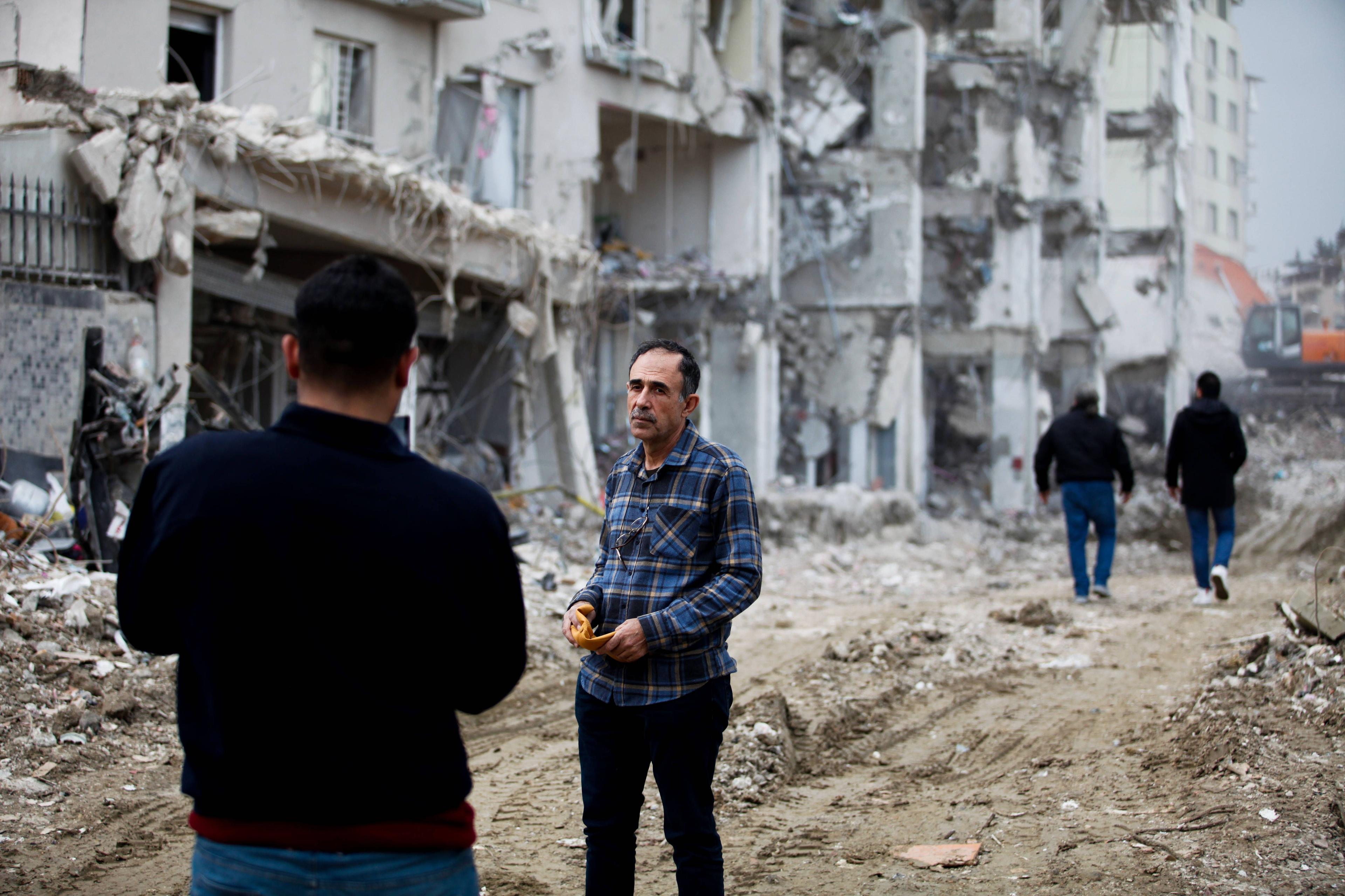 Überlebende der Stadt Antakya kehren nach dem Beben zu ihren zerstörten Häusern zurück, 22. Februar 2023.