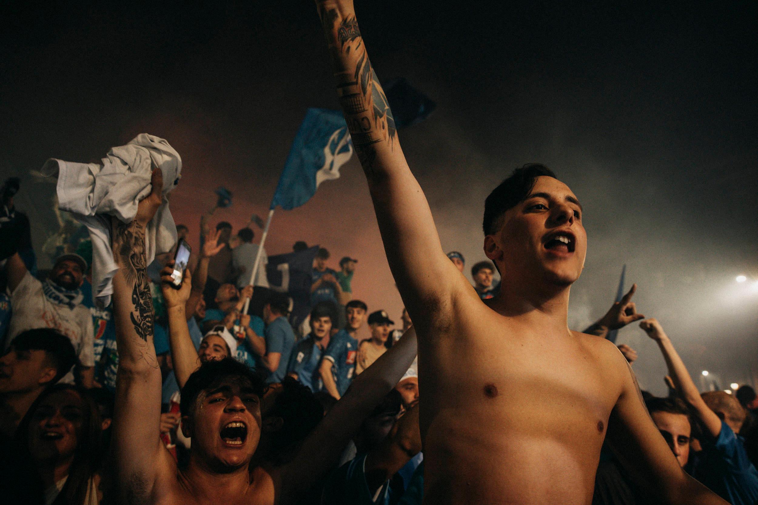 Fans des SSC Napoli feiern den dritten Meistertitel in Neapel, 4. Mai 2023.