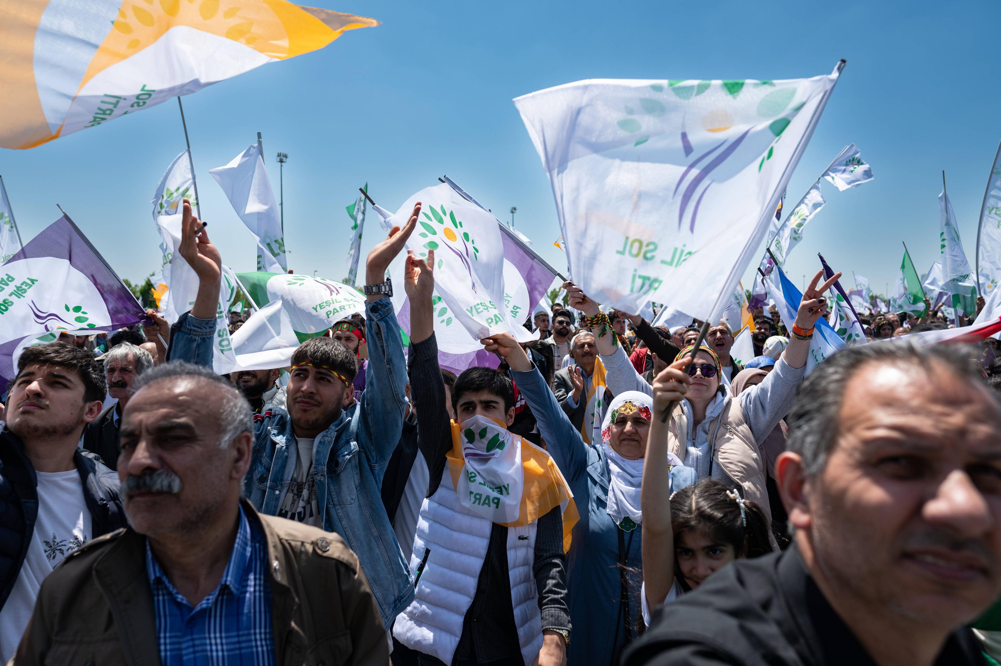Anhänger der Grünen Linkspartei (Yeşil Sol Parti) demonstrieren in Istanbul, 13. Mail 2023.