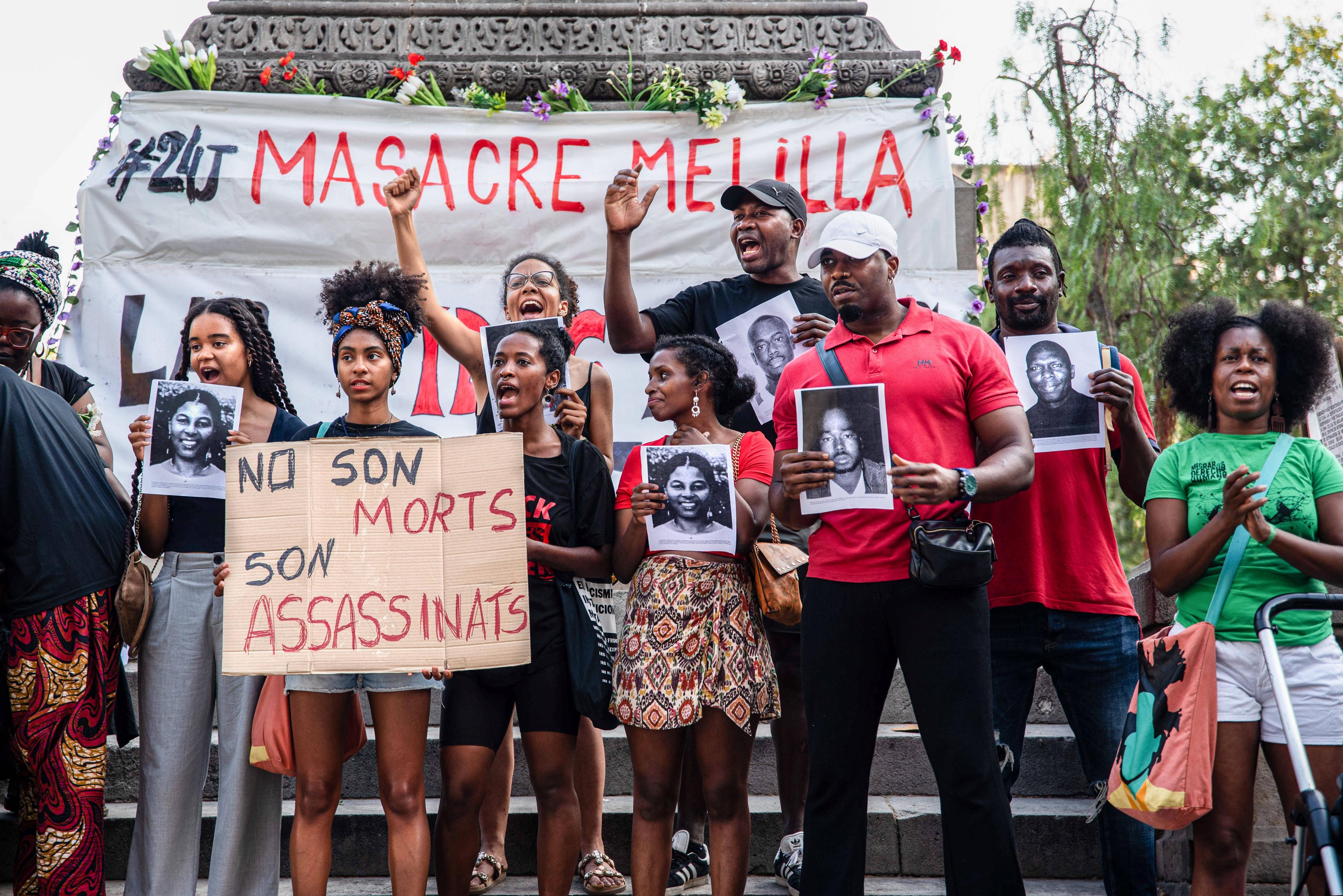 Mitglieder der afrikanischen Community in Barcelona demonstrieren am Jahrestag des Massakers von Melilla, 24. Juni 2023