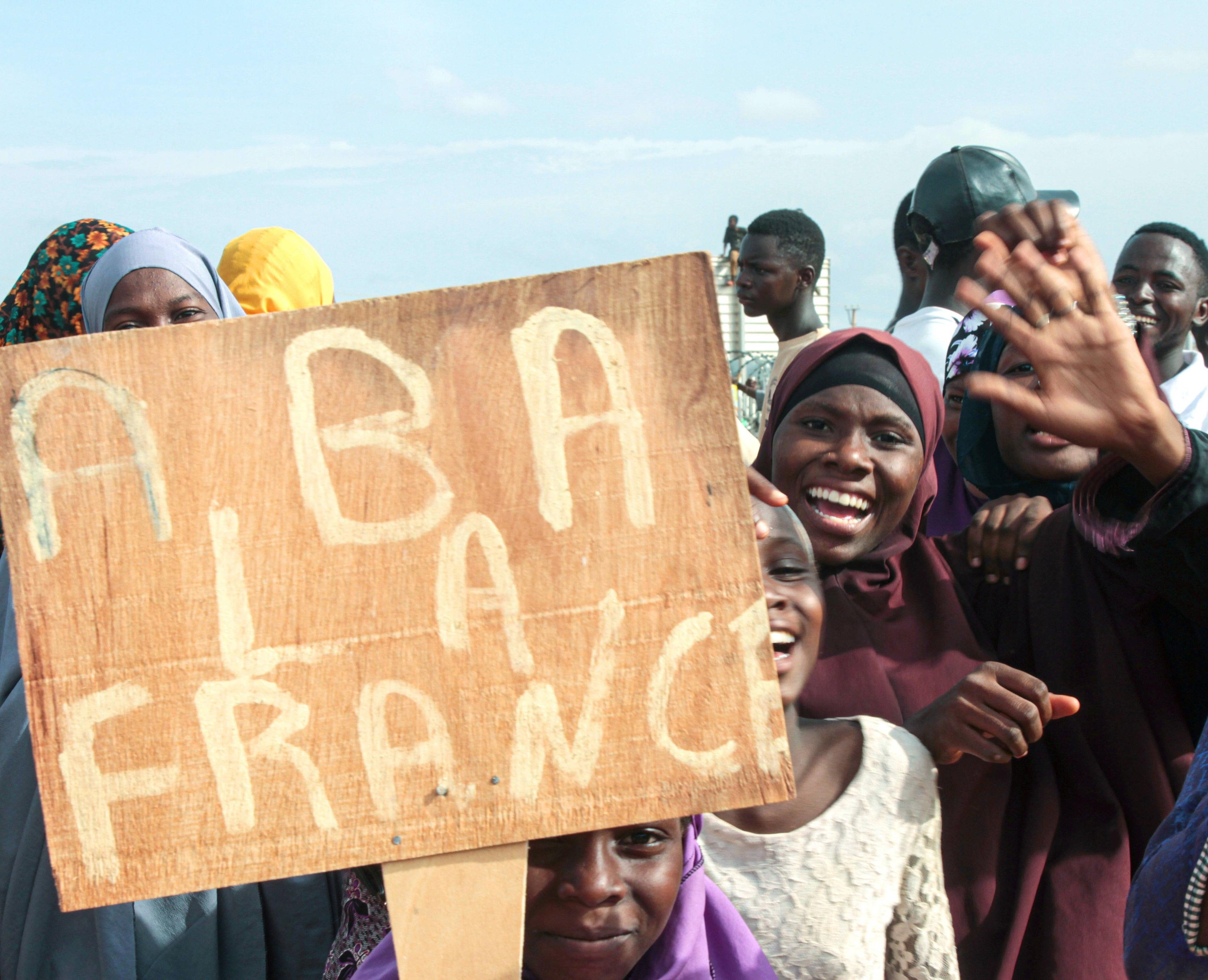 Junge nigerianische Frauen  protestieren gegen Frankreichs Vorherrschaft in Westafrika, 13. August 2023