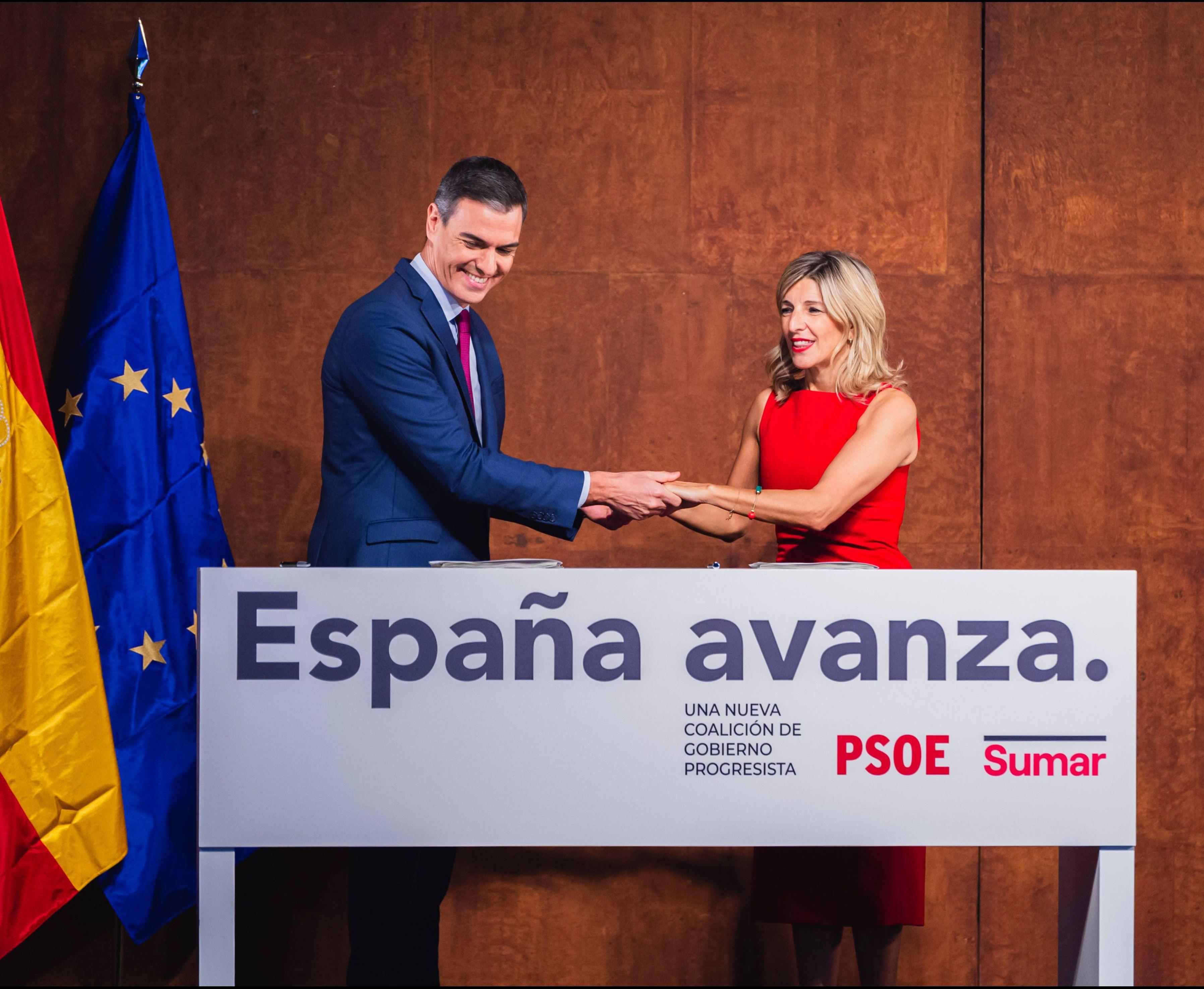 Präsident Pedro Sanchez (PSOE) und Vize-Präsidentin Yolanda Díaz (Sumar) unterschreiben den Koalitionsvertrag, 24. Oktober 2023.