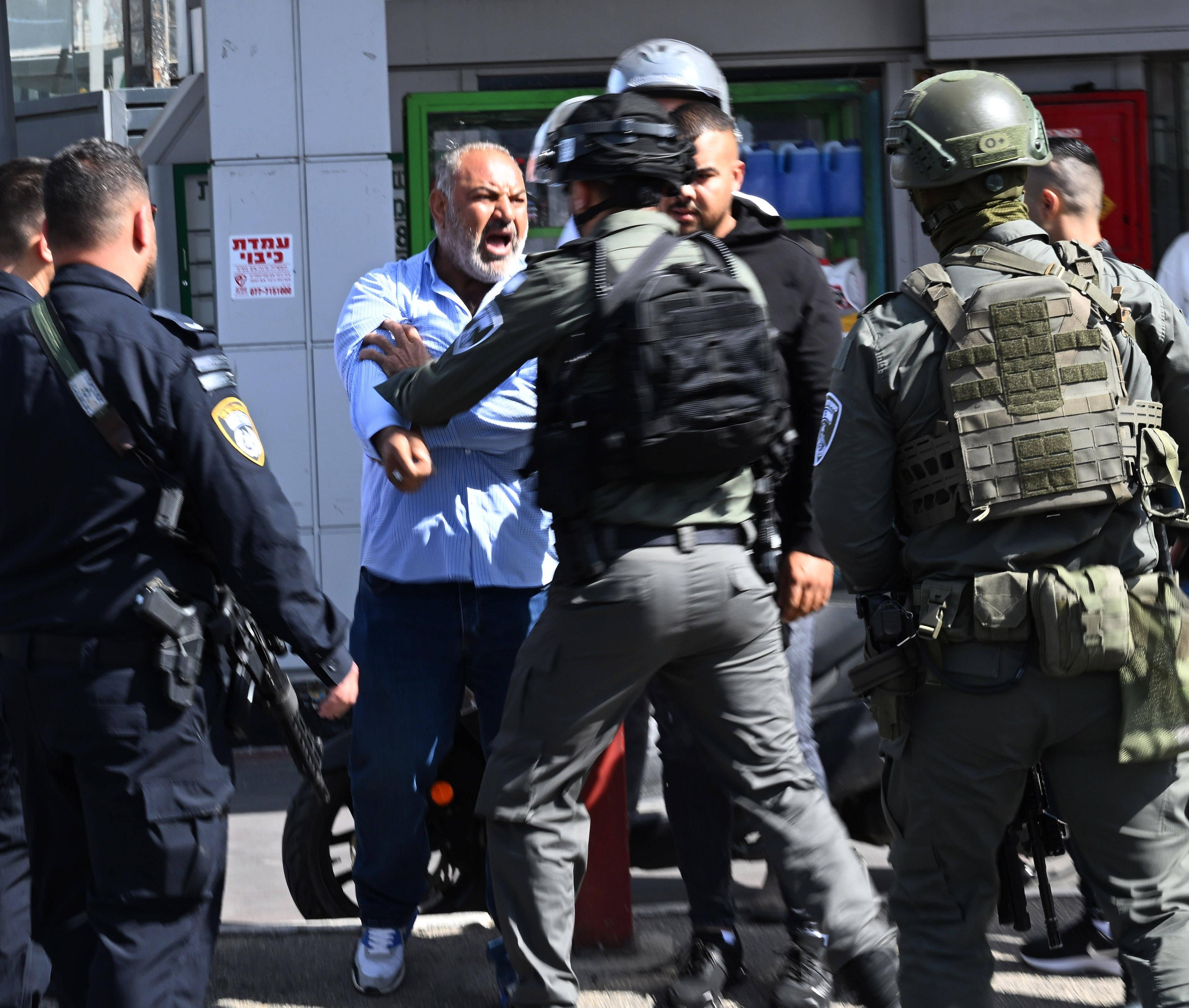 Ein israelischer Grenzpolizist schubst einen Palästinenser in der Nähe eines Terroranschlags in Ostjerusalem, 30. Oktober 2023.