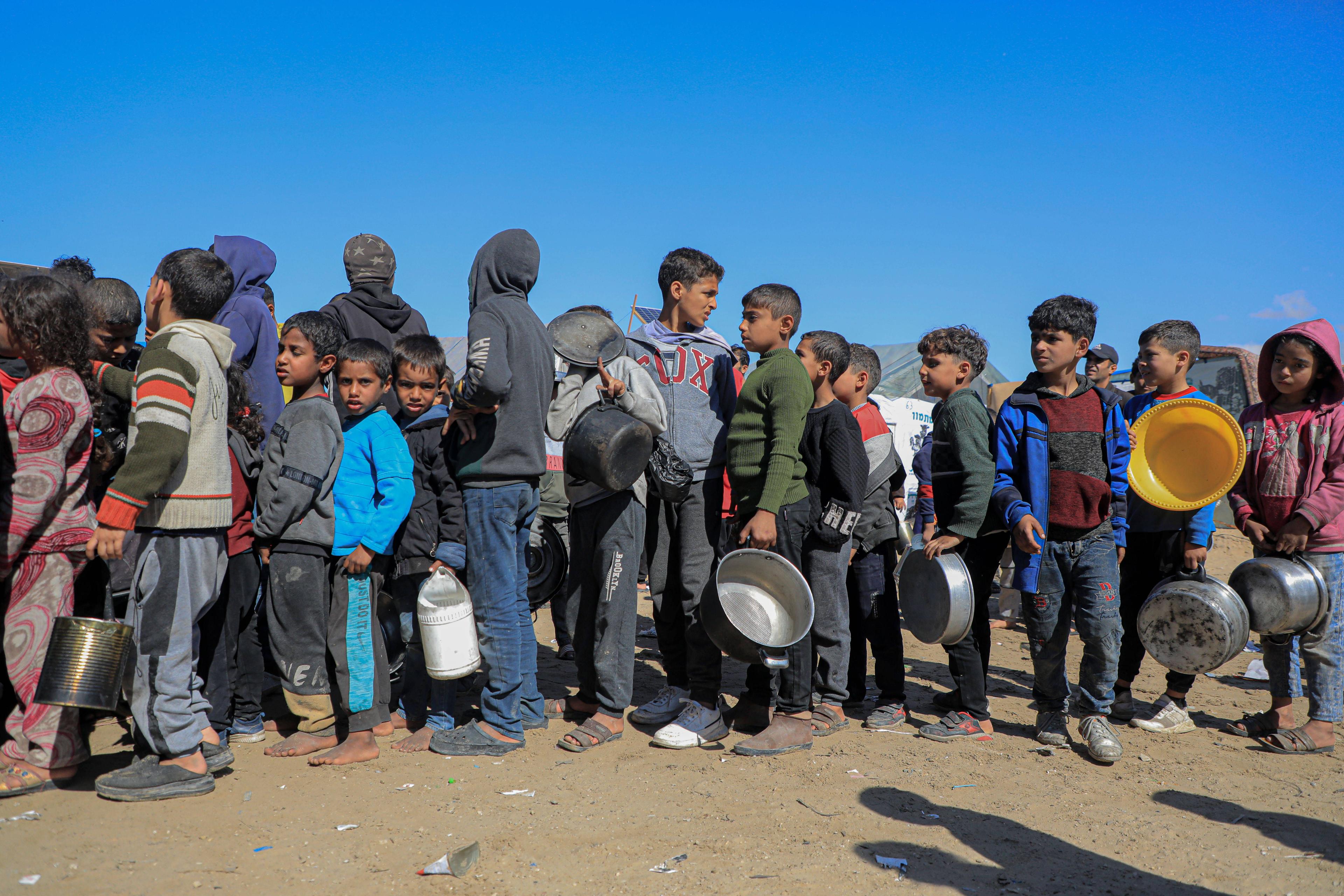 Paläestinensische Kinder stehen Schlange für UNRWA-Hilfsgüter in Rafah, 9. Februar 2024.