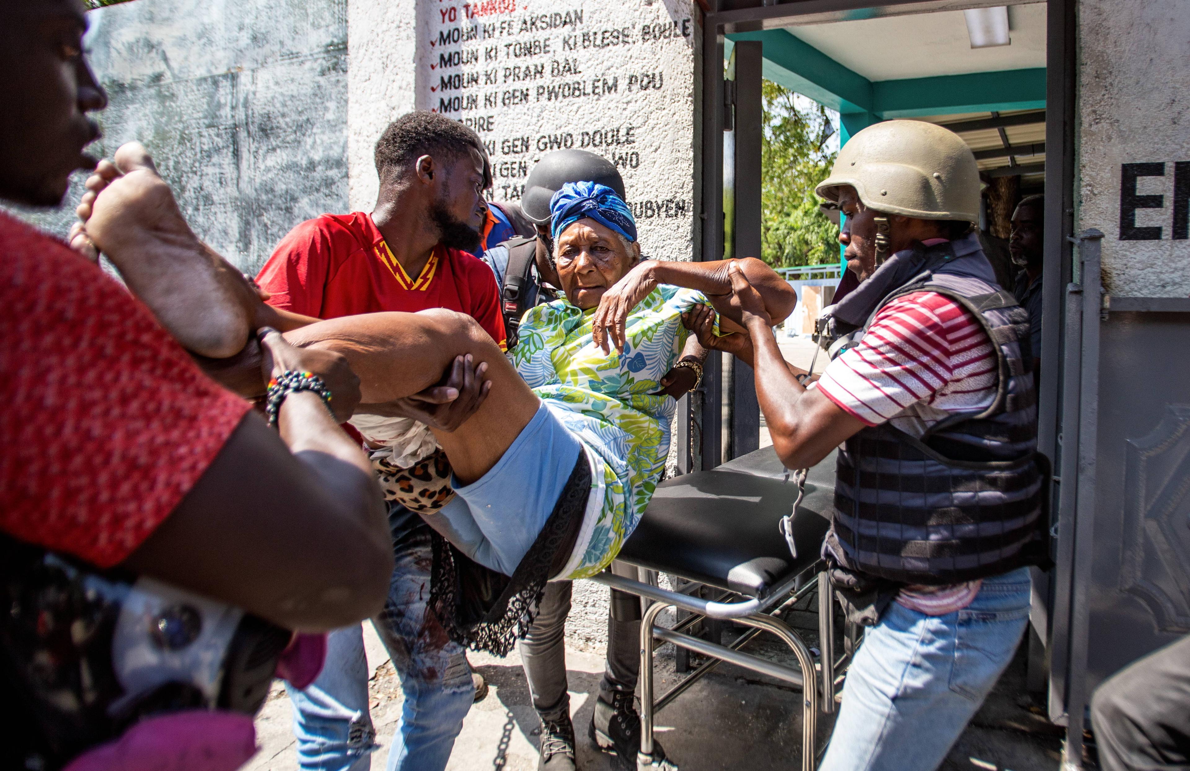 Eine Frau wird ins Krankenhaus gebracht nach Ausbrüchen von Bandengewalt im Zentrum von Port-au-Prince, 9. März 2024