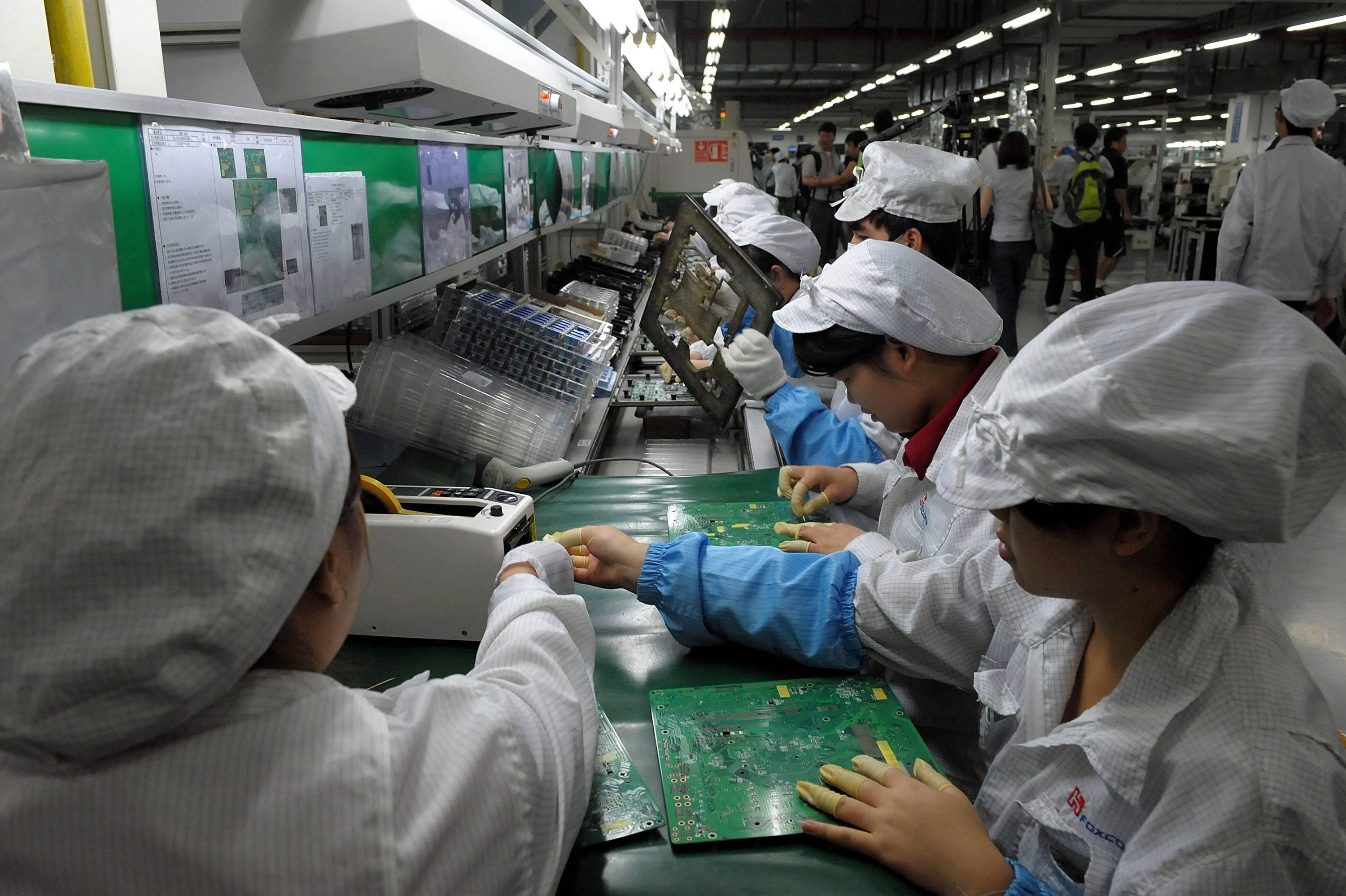 Arbeiterinnen in einer Foxconn-Fabrik in Shenzhen. Foxconn ist einer der führenden Hersteller von iPhones. Im Jahr 2010 hatten sich mehrere Foxconn-Beschäftigte aufgrund der unmenschliche Arbeitsbedingungen in den Tod gestürzt.
