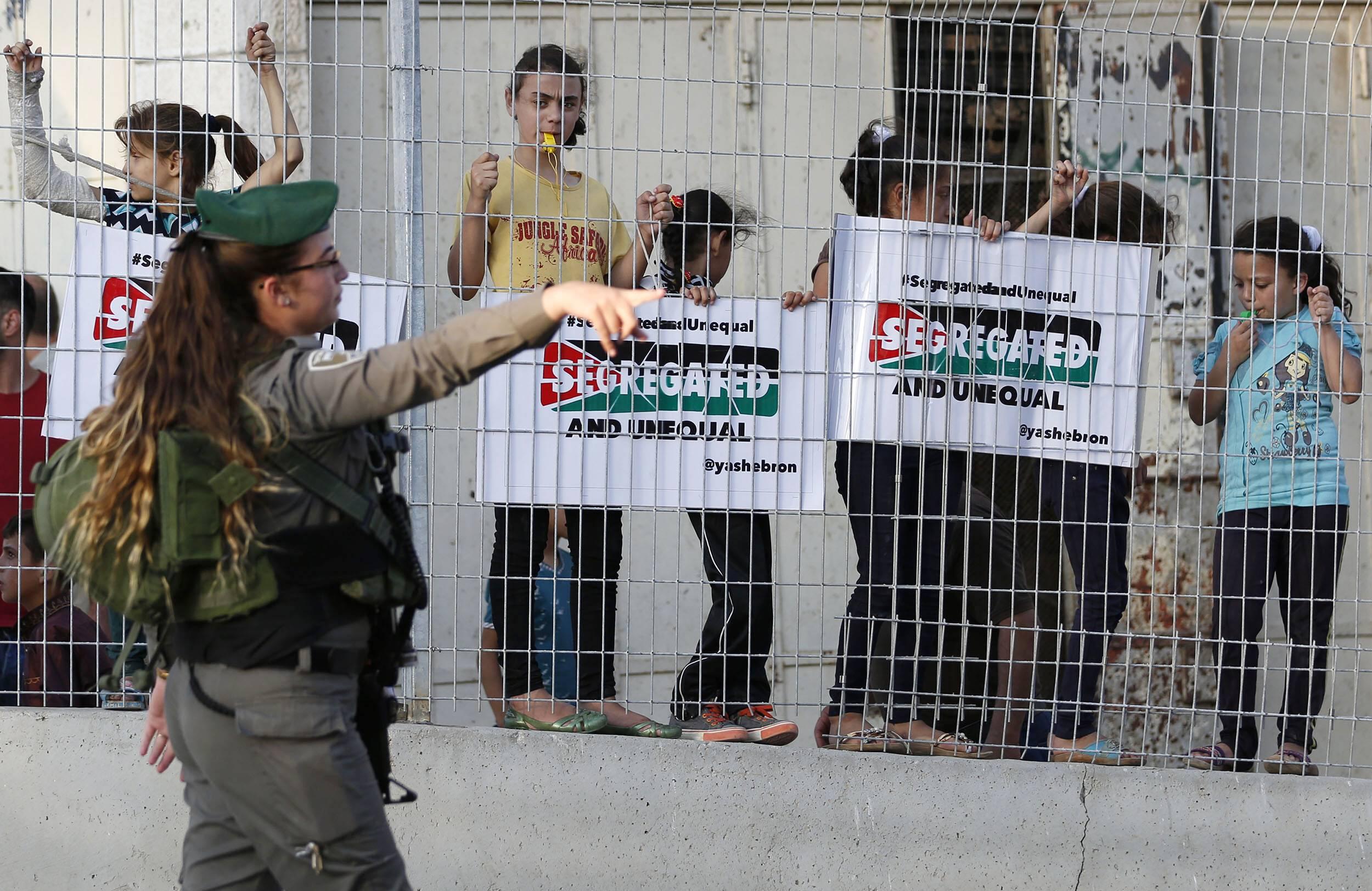 Palästinensische Kinder demonstrieren gegen Segregation und ungleiche Behandlung im Westjordanland, 18. September 2017.