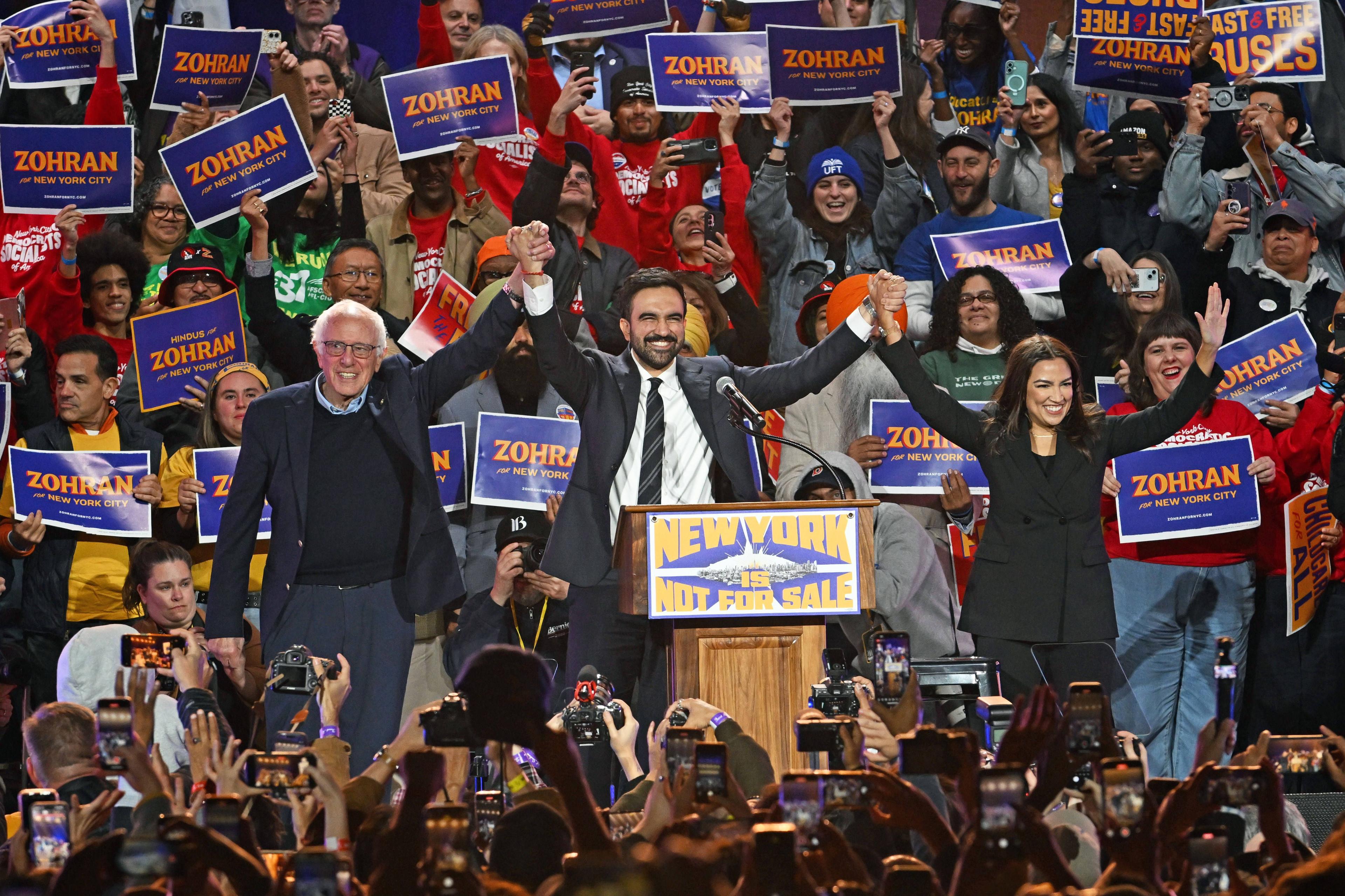 Bernie Sanders, Zohran Mamdani und Alexandria Ocasio-Cortez bei der Kundgebung »New York Is Not for Sale«, 26. Oktober 2025.
