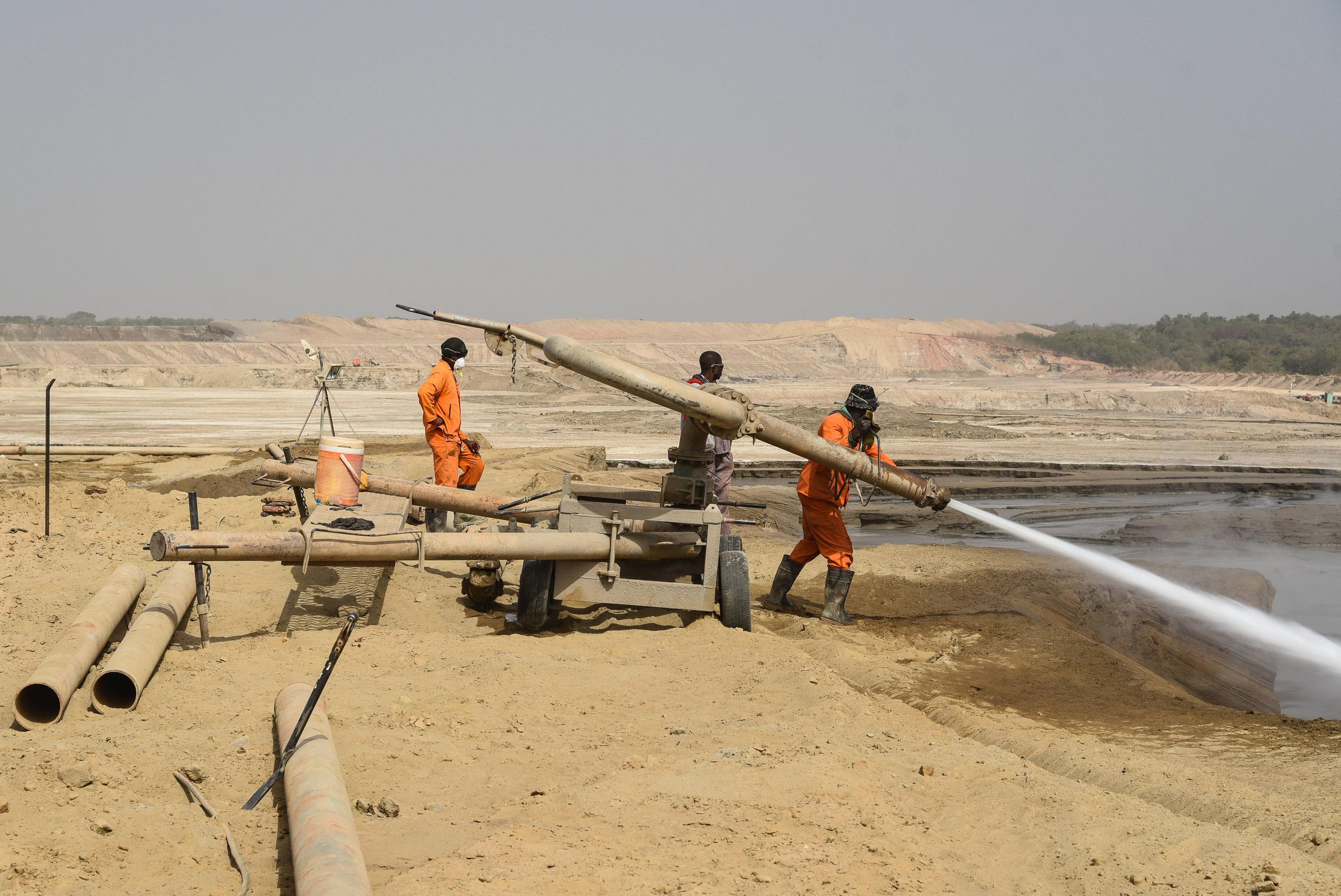 Arbeiter an einem Damm einer Goldmine in Sikasso, Mali. 13. Dezember 2017.