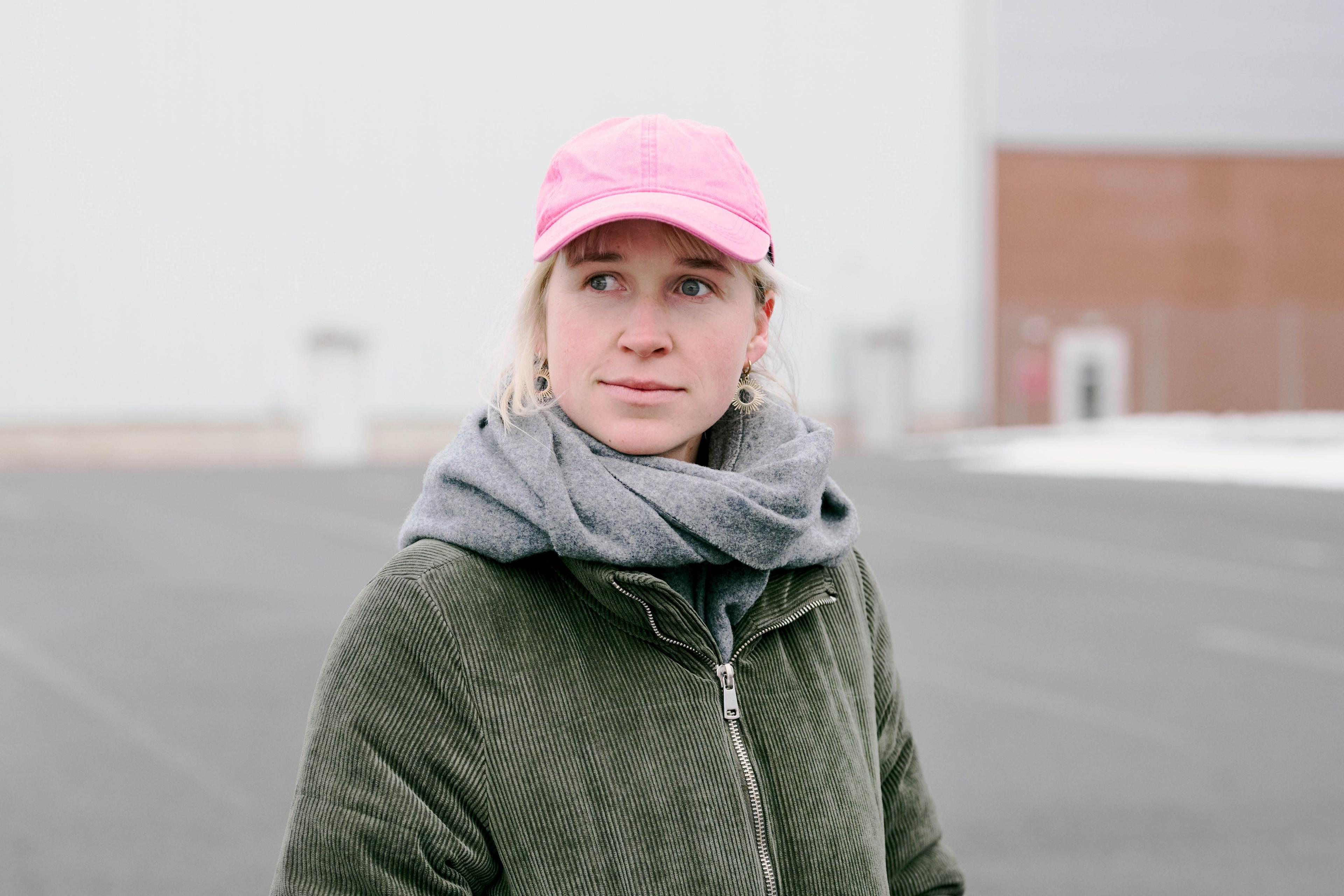 Für Aktivistin Lotte ist Osnabrück ein Symbolort: Hier entscheidet sich, ob die Industrie auf zivile Konversion oder Aufrüstung setzt.