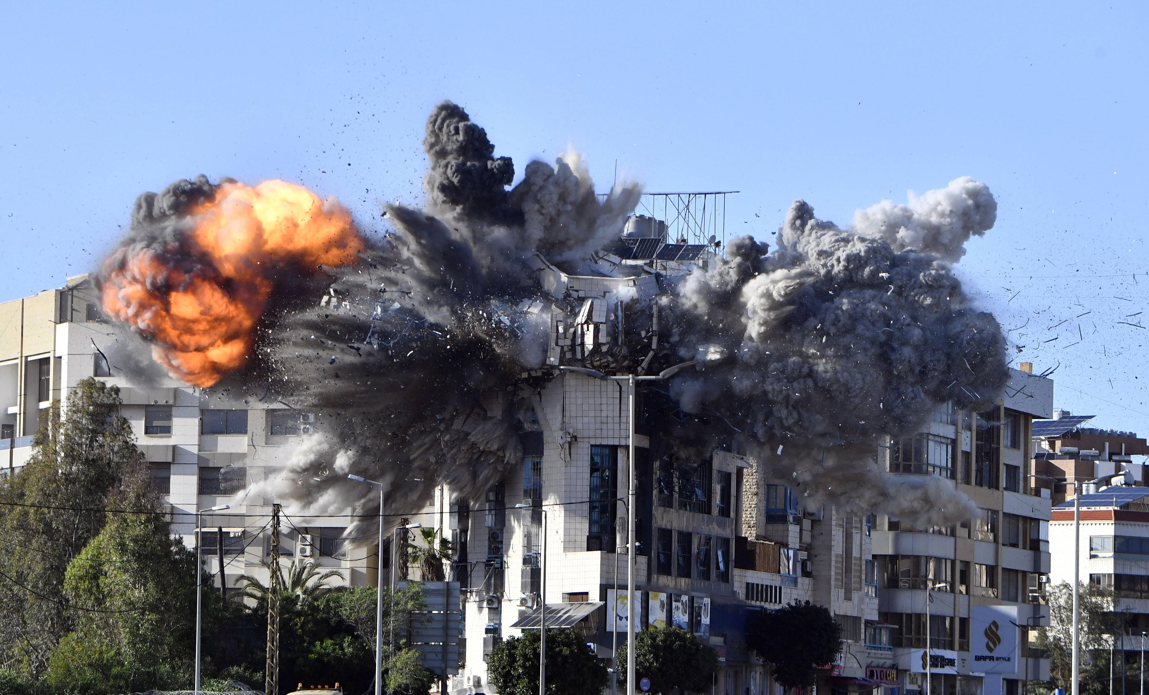 Der Einschlag einer israelischen Bombe in einem Gebäude in Beirut, Aufnahme vom 31. März 2026.