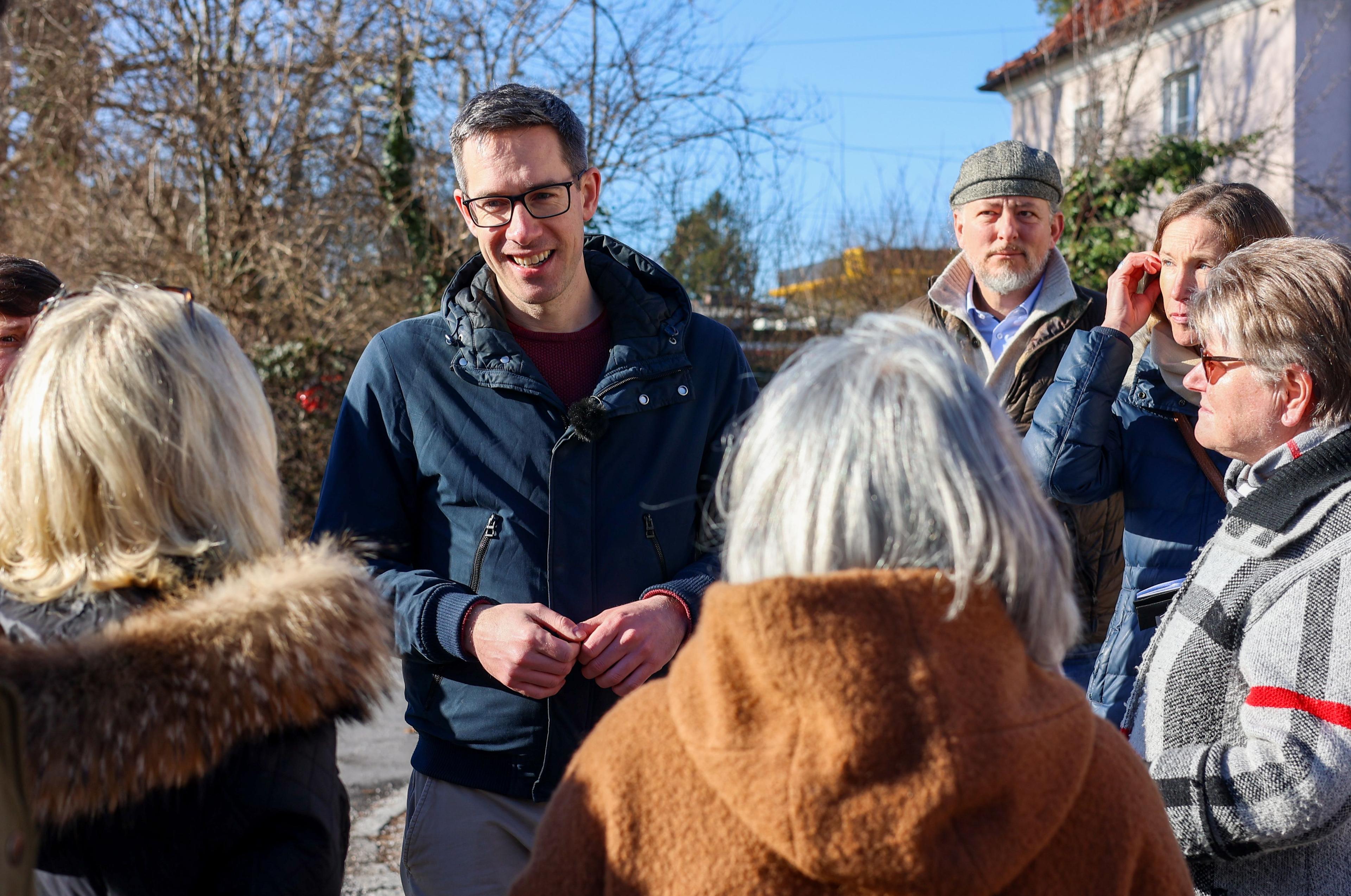 Kay-Michael Dankl, Bürgermeisterkandidat der KPÖ PLUS in Salzburg, beim Wahlkampfauftakt in der Südtiroler Siedlung, wo hunderten gemein­nützigen Wohn­einheiten der Abriss droht.