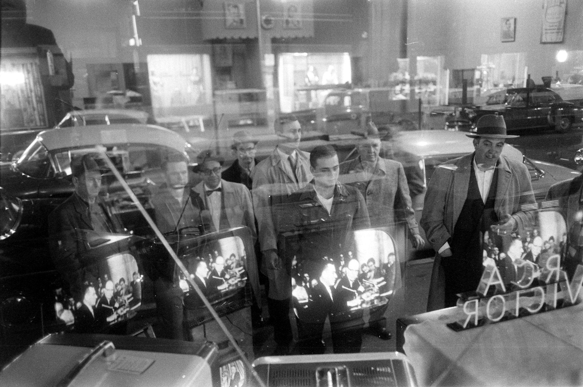Passanten sehen die Nachrichten durch ein Schaufenster in Scranton, Pennsylvania, im Jahr 1957.